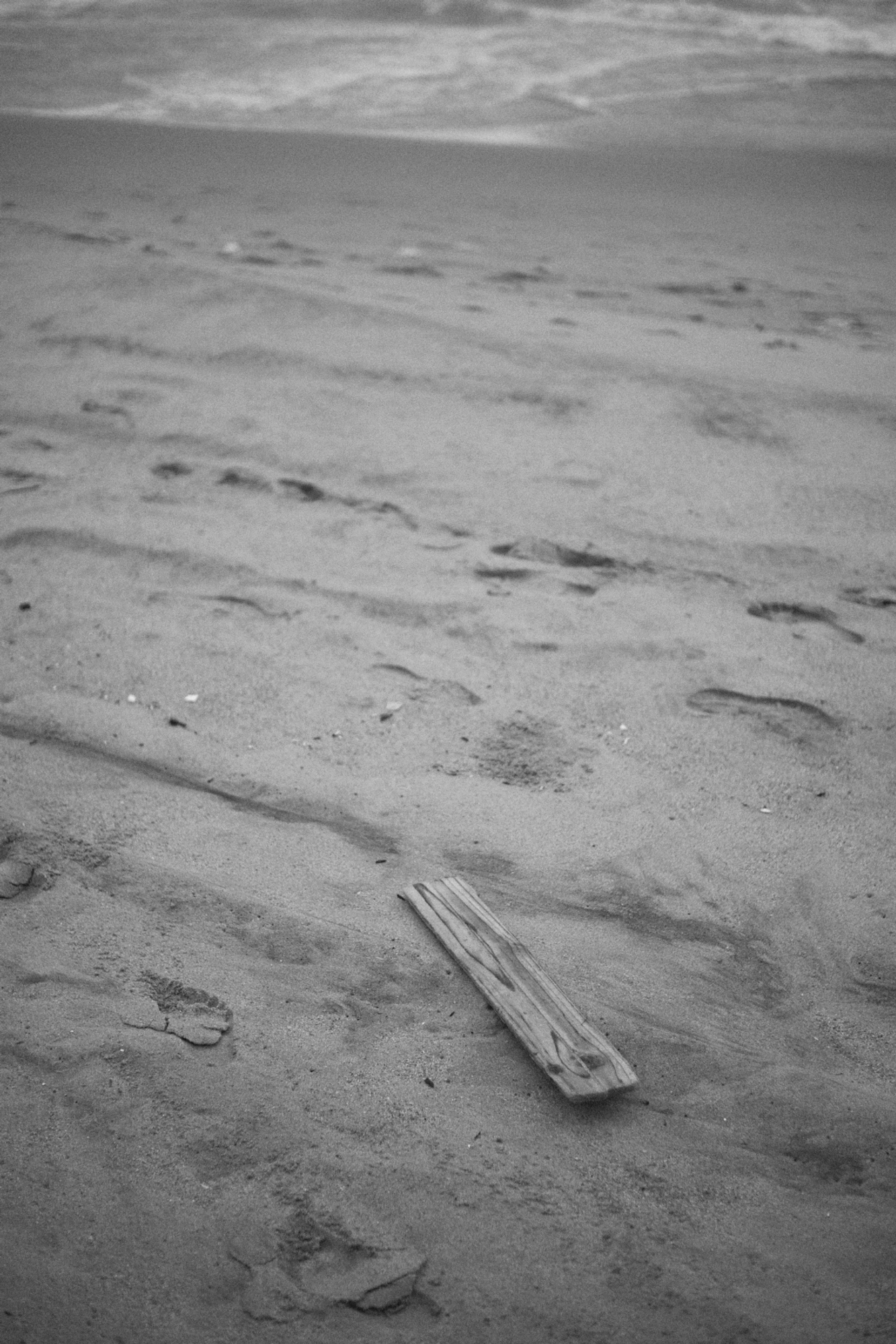2022-09-18 - xt35 - bw - ZA - Durban - Plank on beach