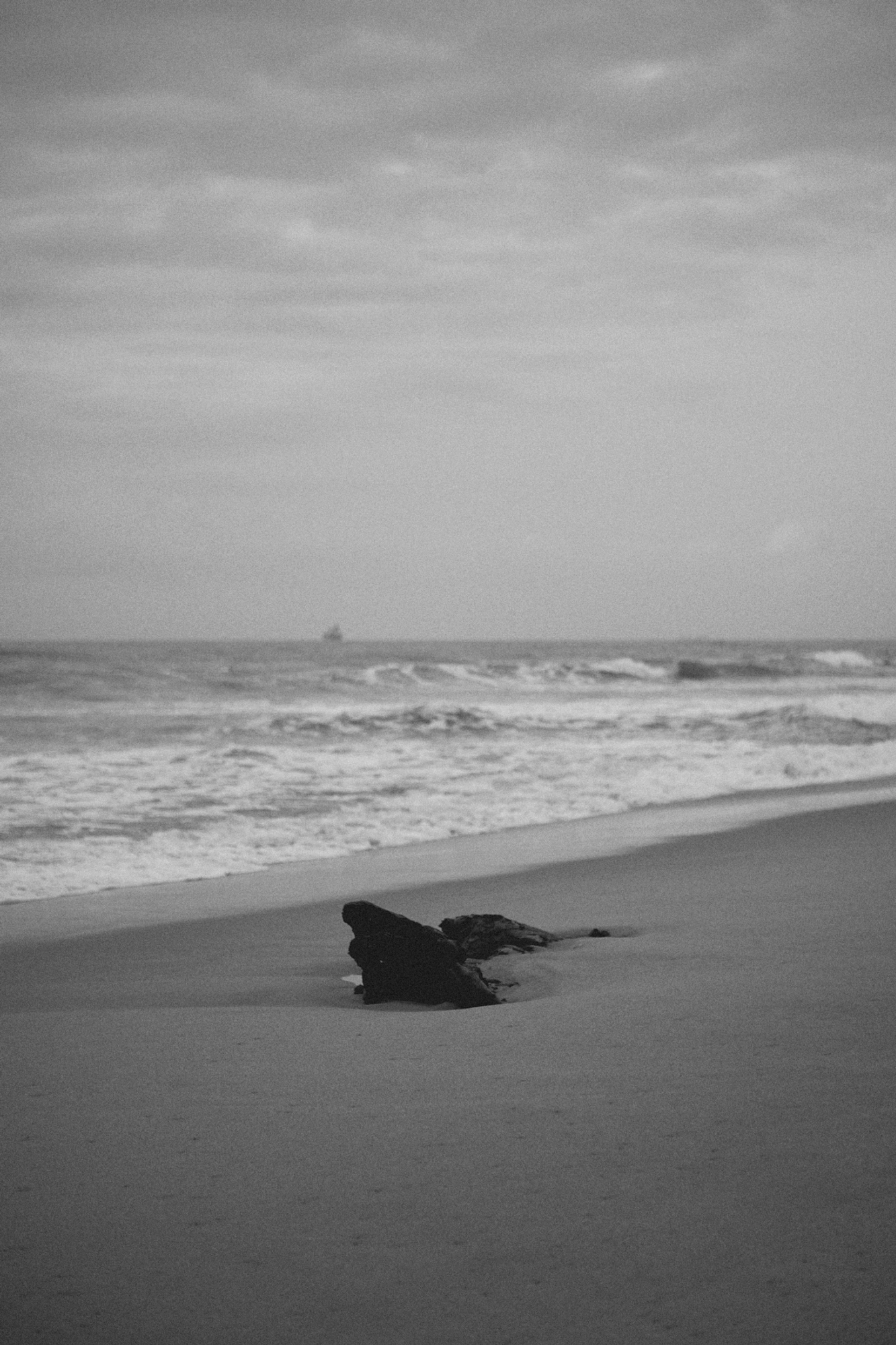 2022-09-18 - xt35 - bw - ZA - Durban - Rocks on beack