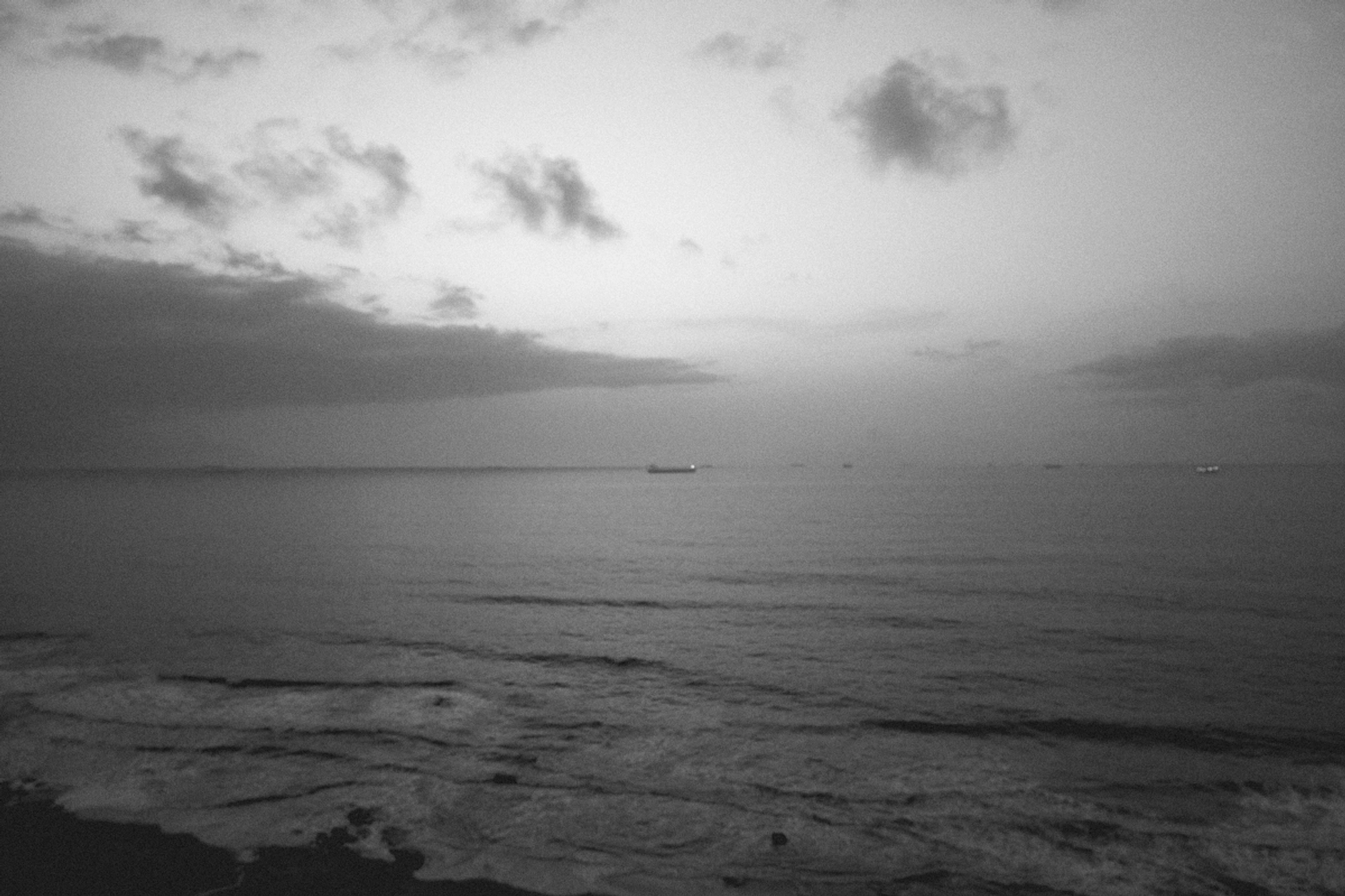 2022-09-18 - xt35 - bw - ZA - Durban - Sunrise over the Ocean