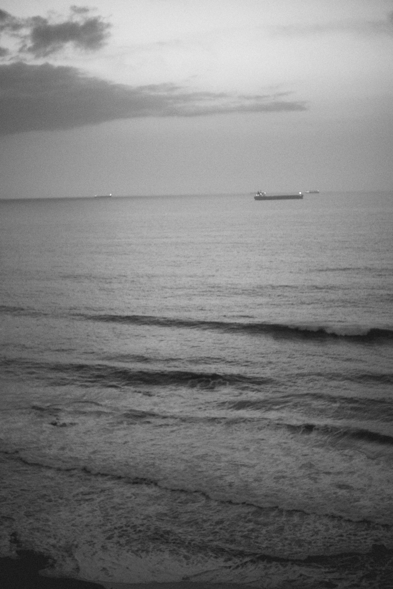 2022-09-18 - xt35 - bw - ZA - Durban - Waves on the Ocean