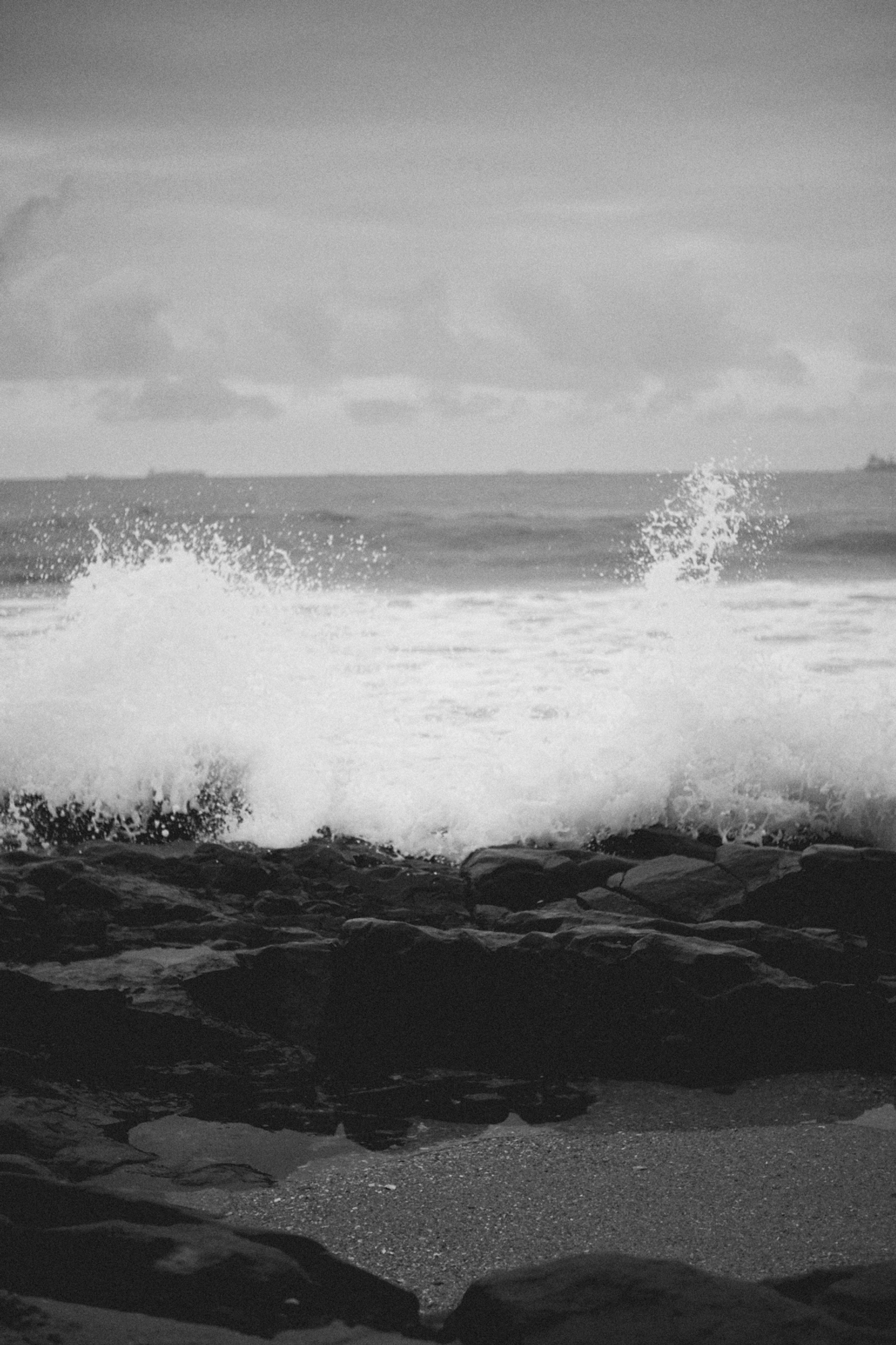 2022-09-18 - xt35 - bw - ZA - Durban - Waves splashing against rocks