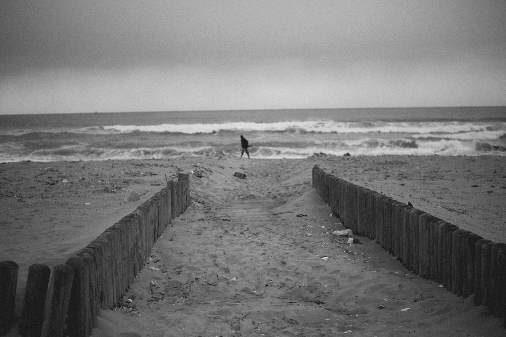 2022-09-21 - xt35 - bw - ZA - Durban - Pathway leading to beach