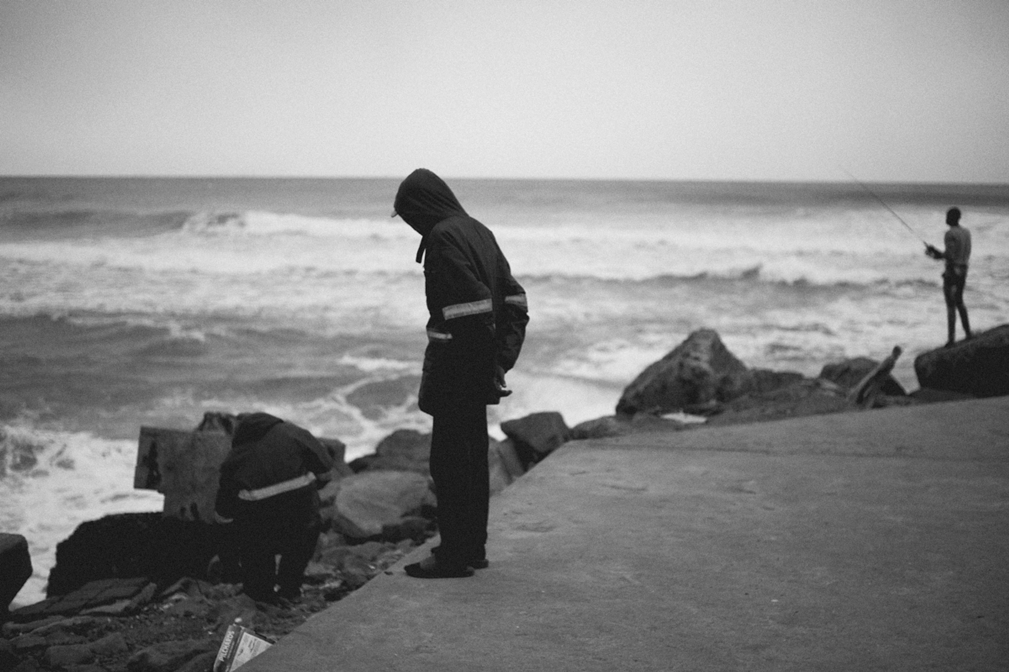 2022-09-21 - xt35 - bw - ZA - Durban - Workers inspecing trash on beach