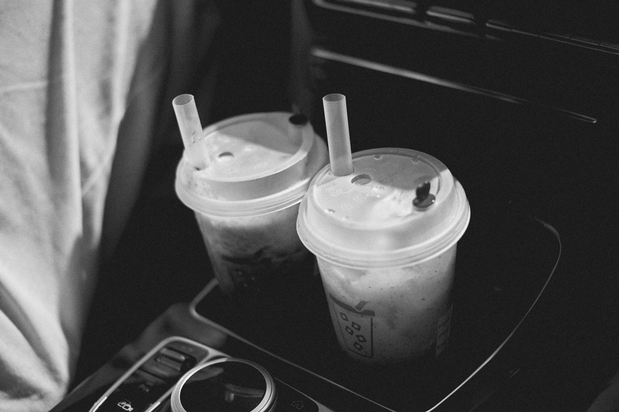 2022-09-22 - xt35 - bw - ZA - Durban - Cups in cup holders