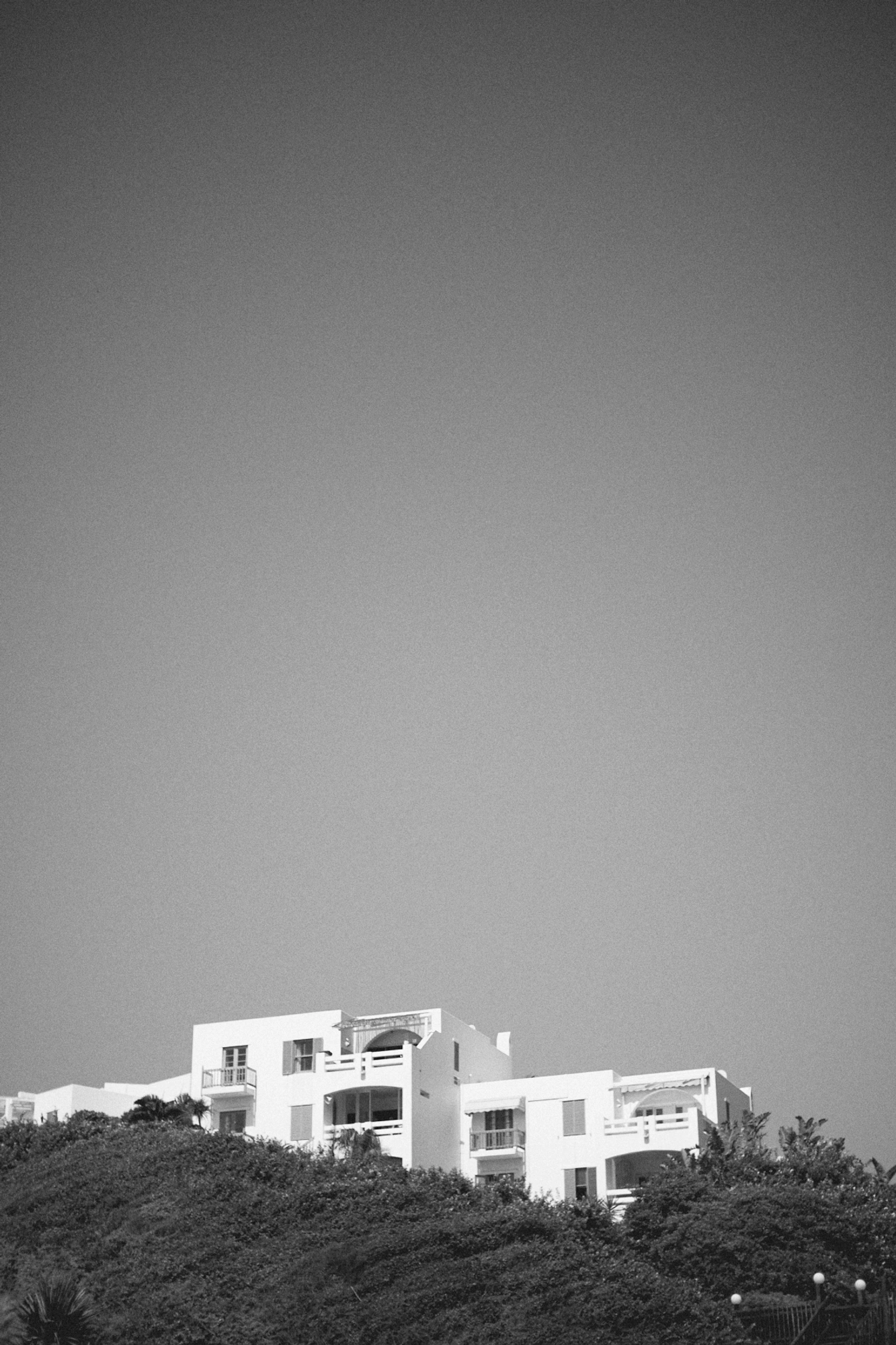 2022-09-22 - xt35 - bw - ZA - Durban - Hotel sticking out of the hills