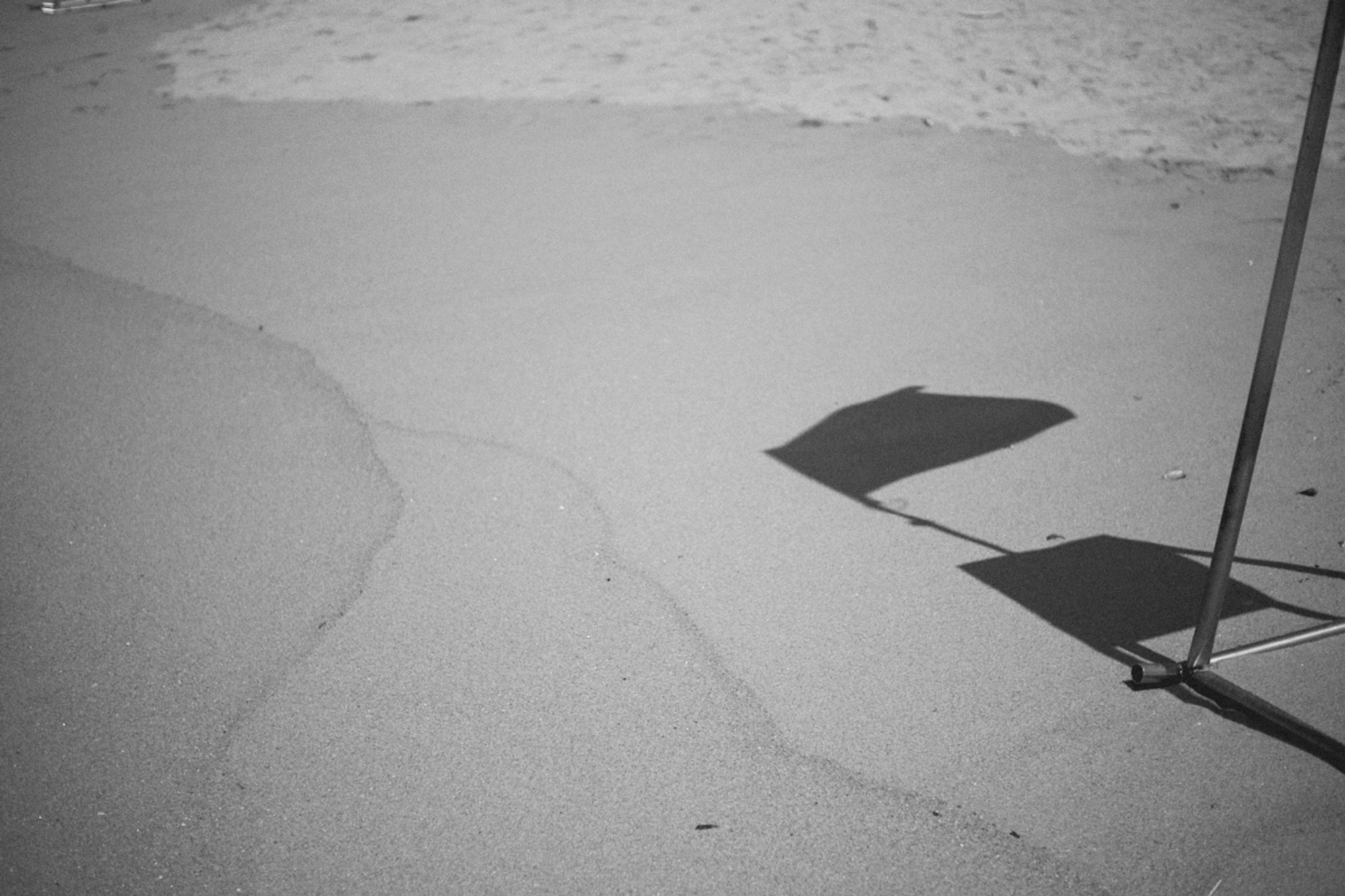 2022-09-22 - xt35 - bw - ZA - Durban - Shadow on beach