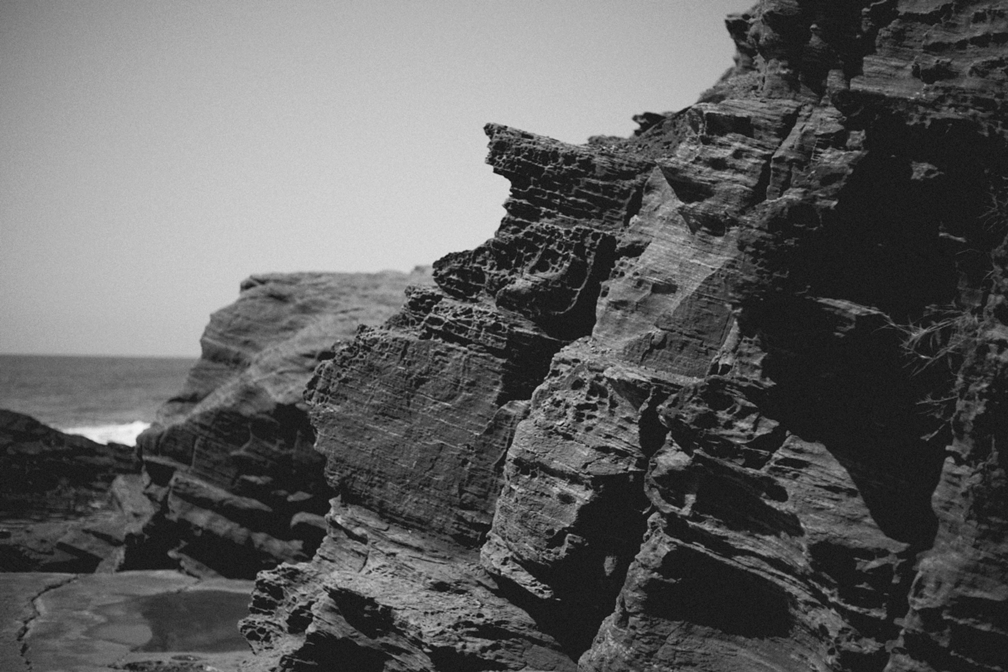 2022-09-22 - xt35 - bw - ZA - Durban - Side of mountains