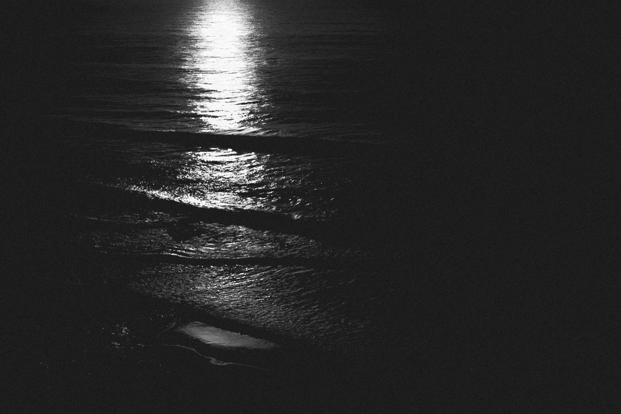 2022-09-22 - xt35 - bw - ZA - Durban - Sunrise reflecting on ocean