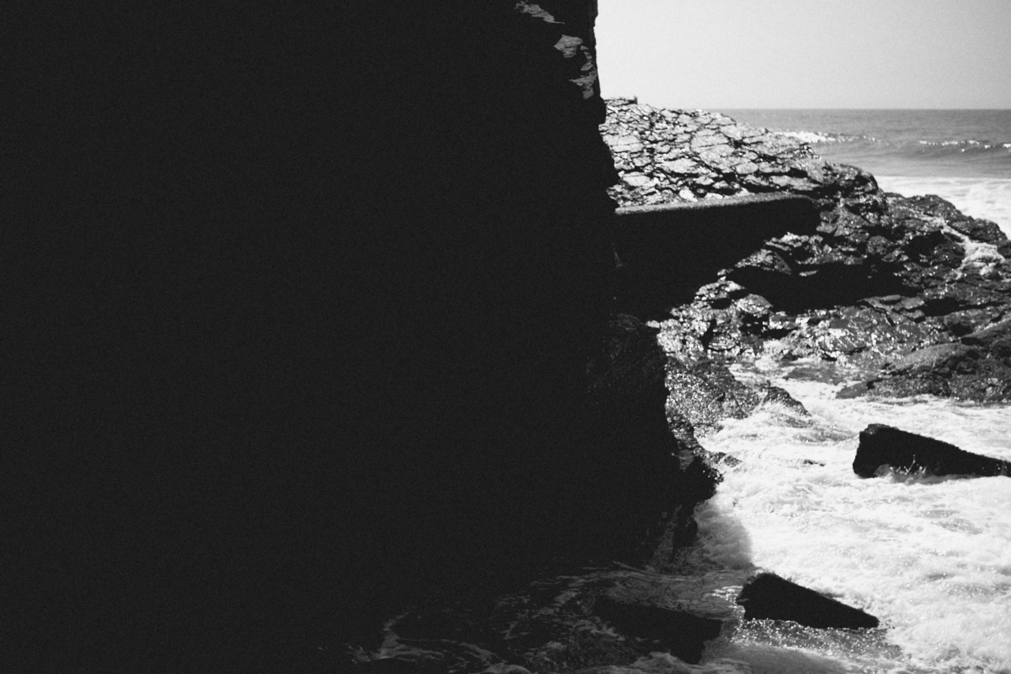 2022-09-22 - xt35 - bw - ZA - Durban - Water splashing against rocks