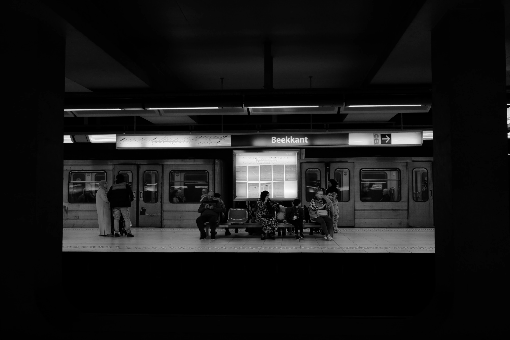 2024-06-15 - xt35 - BE - Brussles - People sitting in metro station