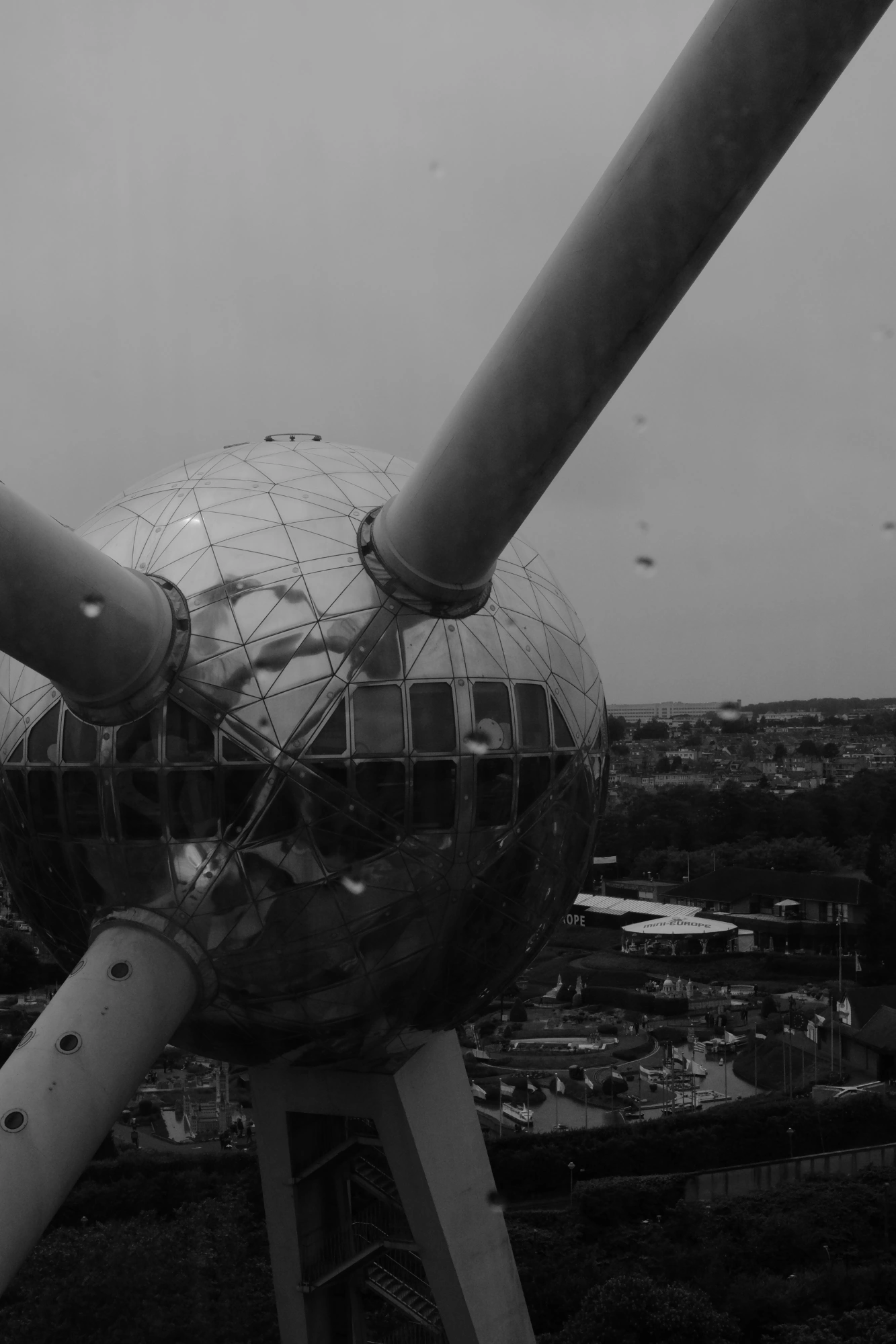 2024-06-15 - xt35 - bw - BE - Brussles - Atomium view at top