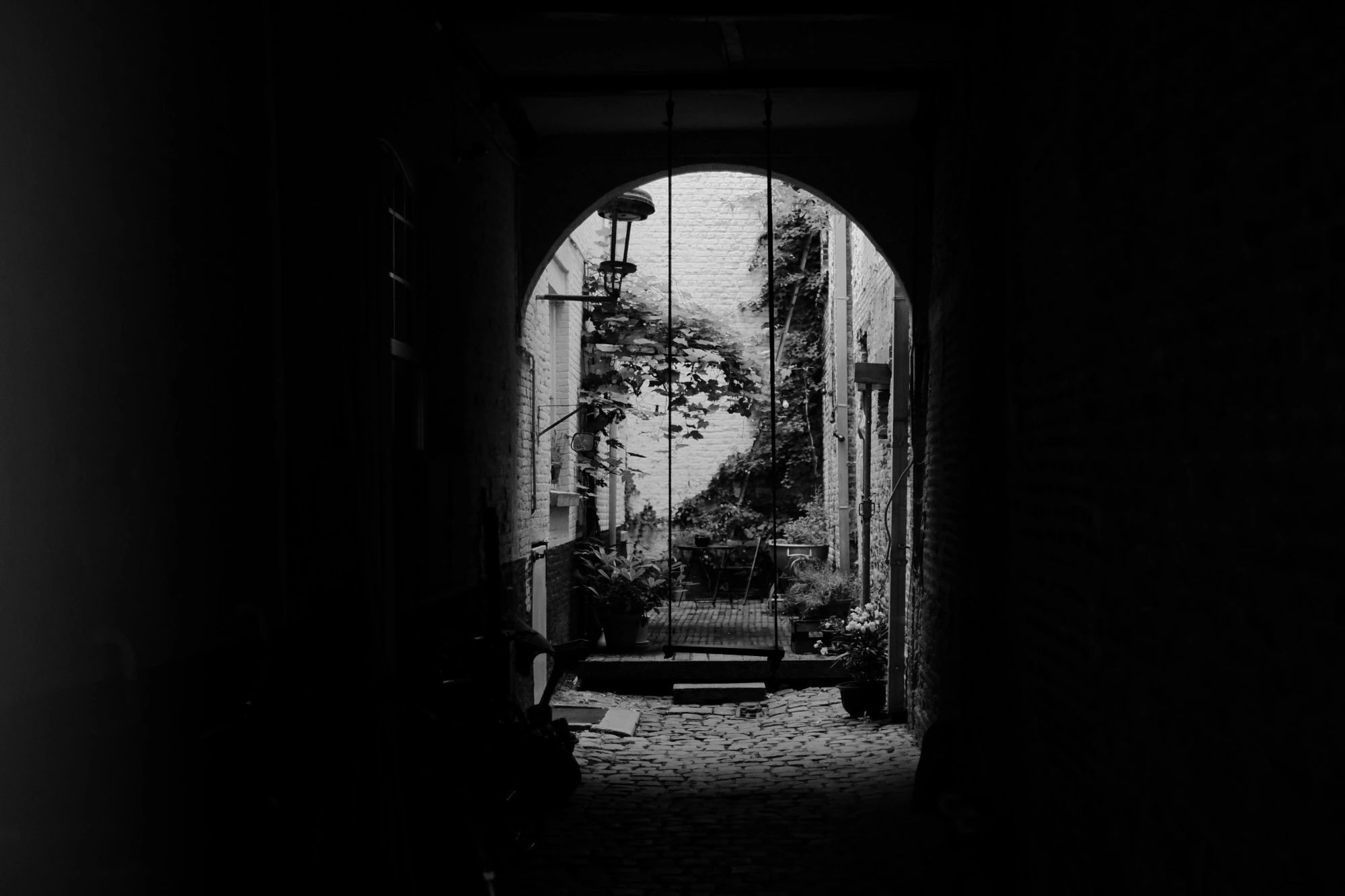 2024-06-15 - xt35 - bw - BE - Brussles - Buildings through arch