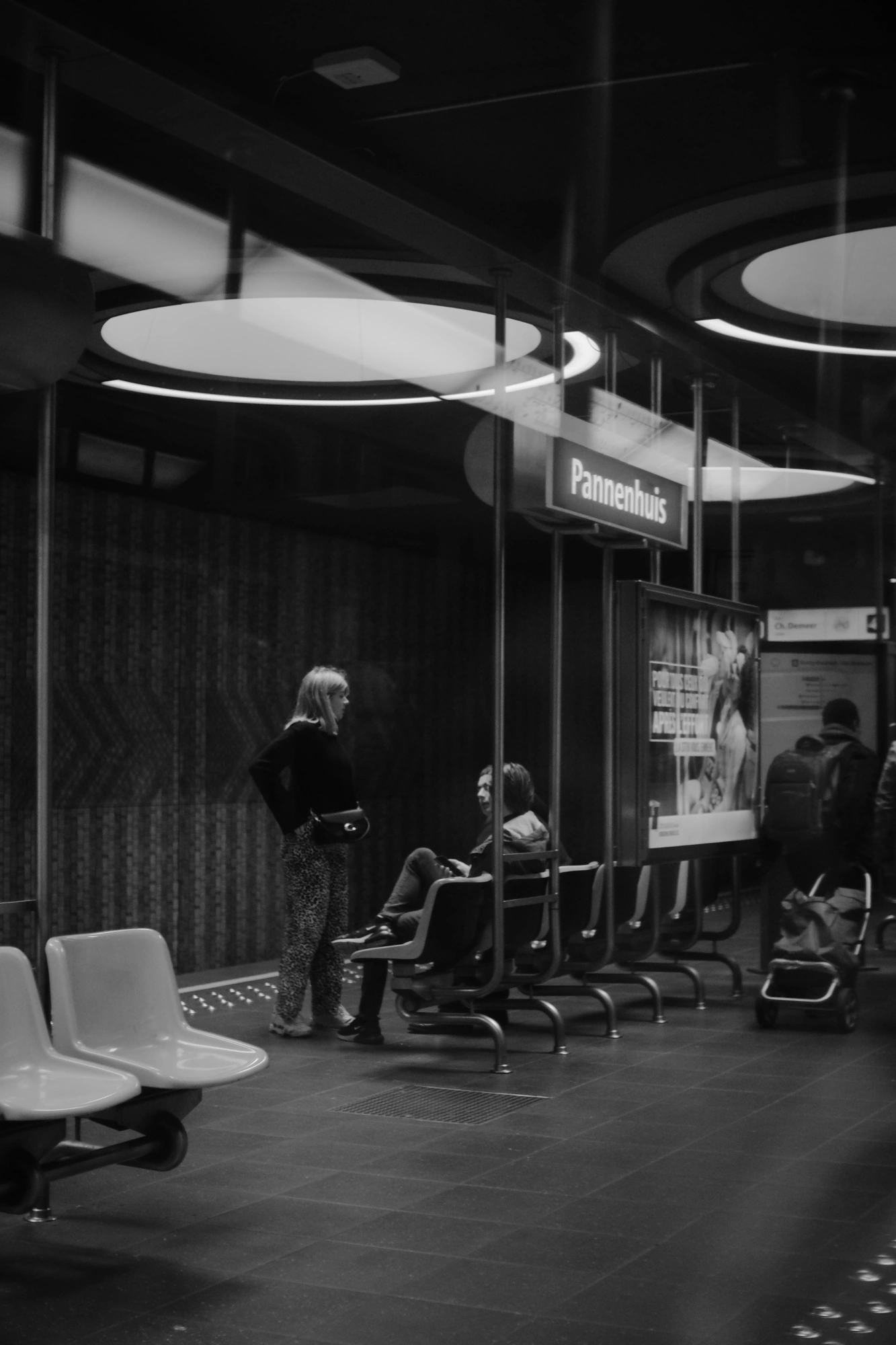 2024-06-15 - xt35 - bw - BE - Brussles - Peeple waiting for metro