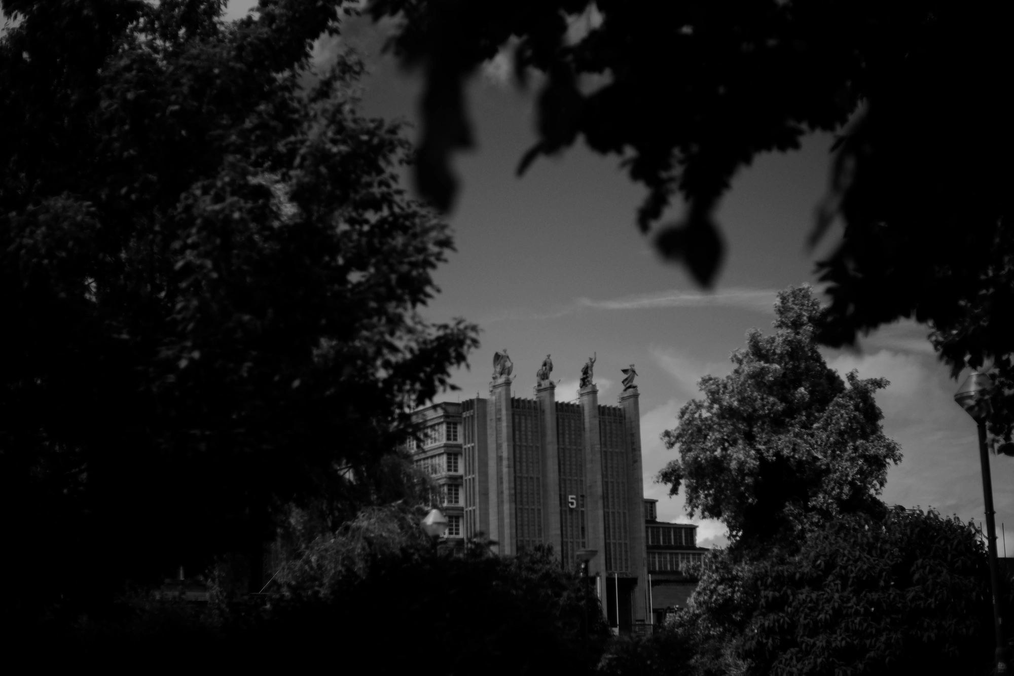 2024-06-15 - xt35 - bw - BE - Brussles - Statues at top of building