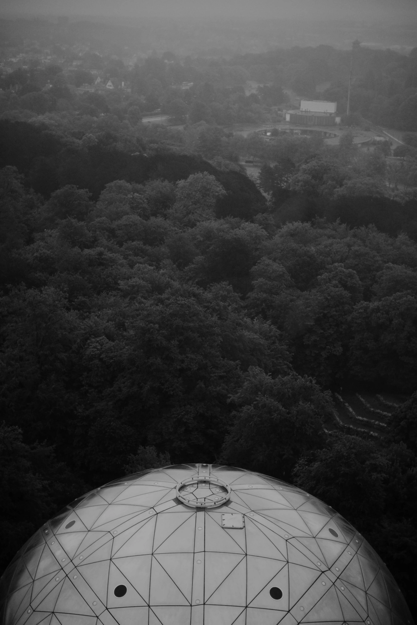 2024-06-15 - xt35 - bw - BE - Brussles - Top view of atomium with city in distance