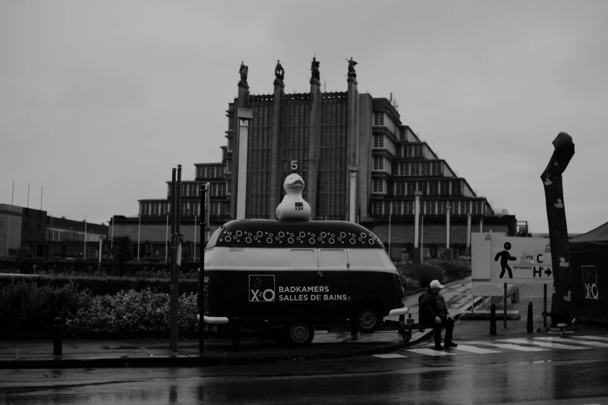 2024-06-15 - xt35 - bw - BE - Brussles - Truck with duch on top of it