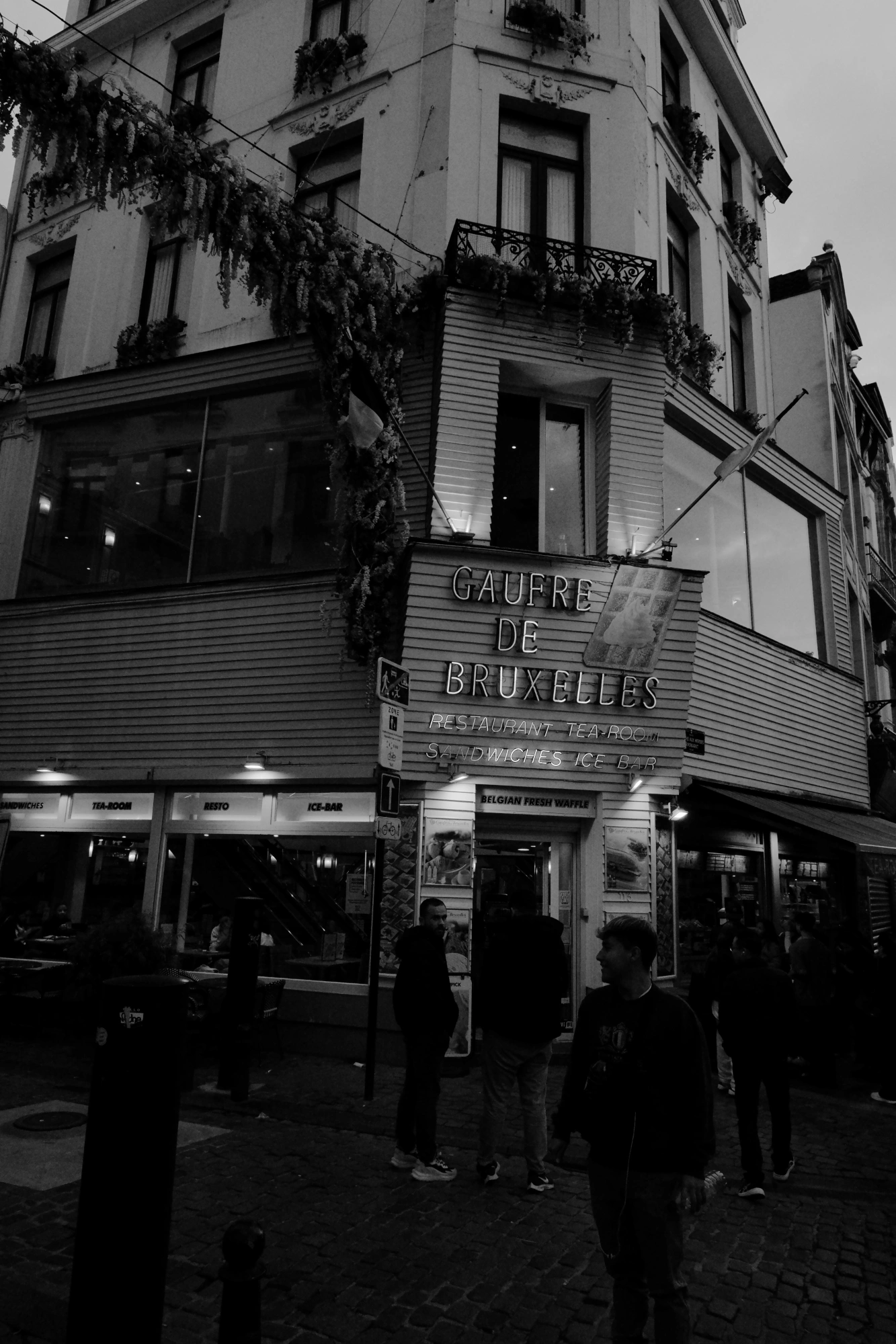 2024-06-16 - xt35 - bw - BE - Brussles - Building corner