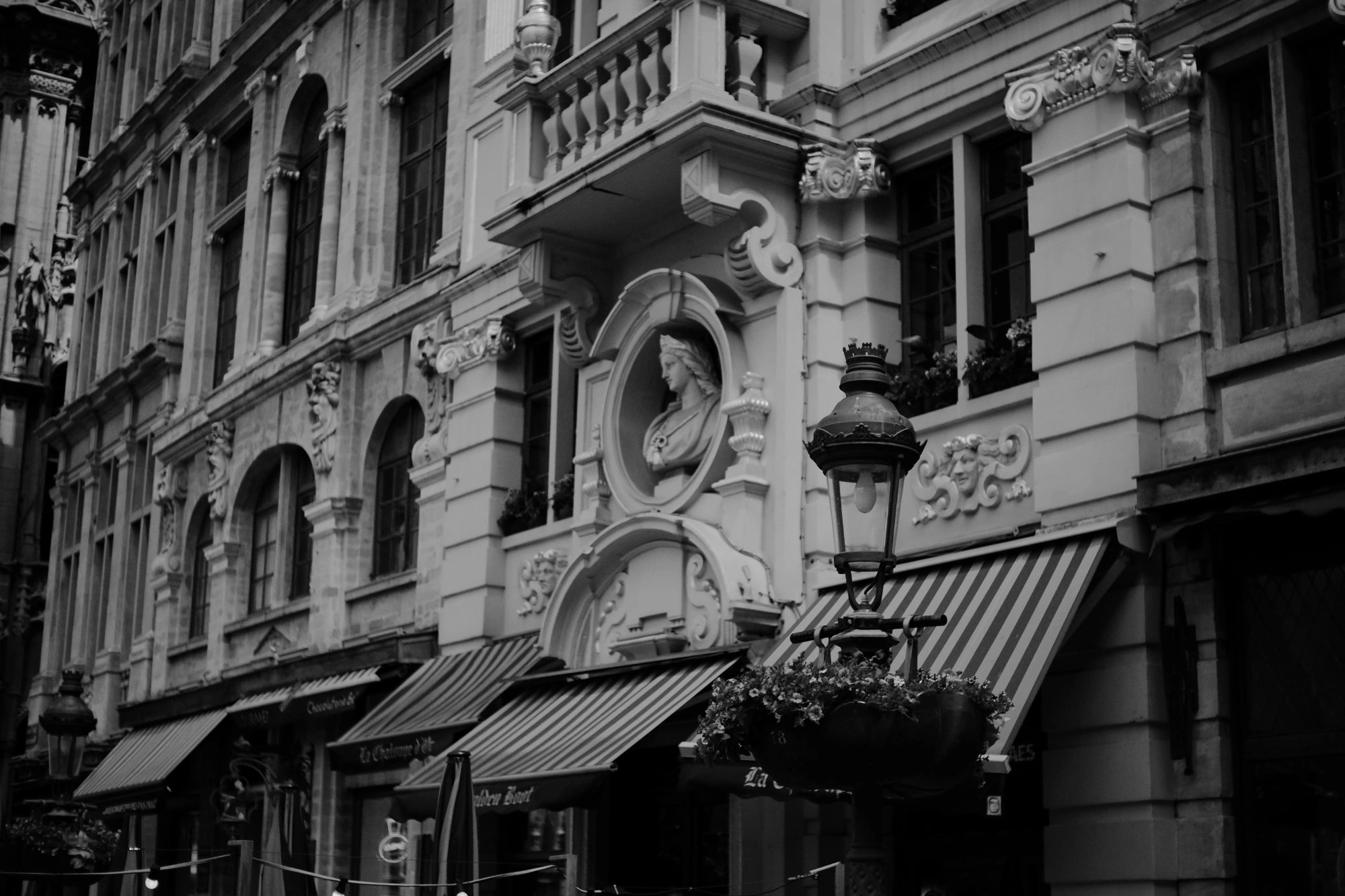 2024-06-16 - xt35 - bw - BE - Brussles - Building fascade with person