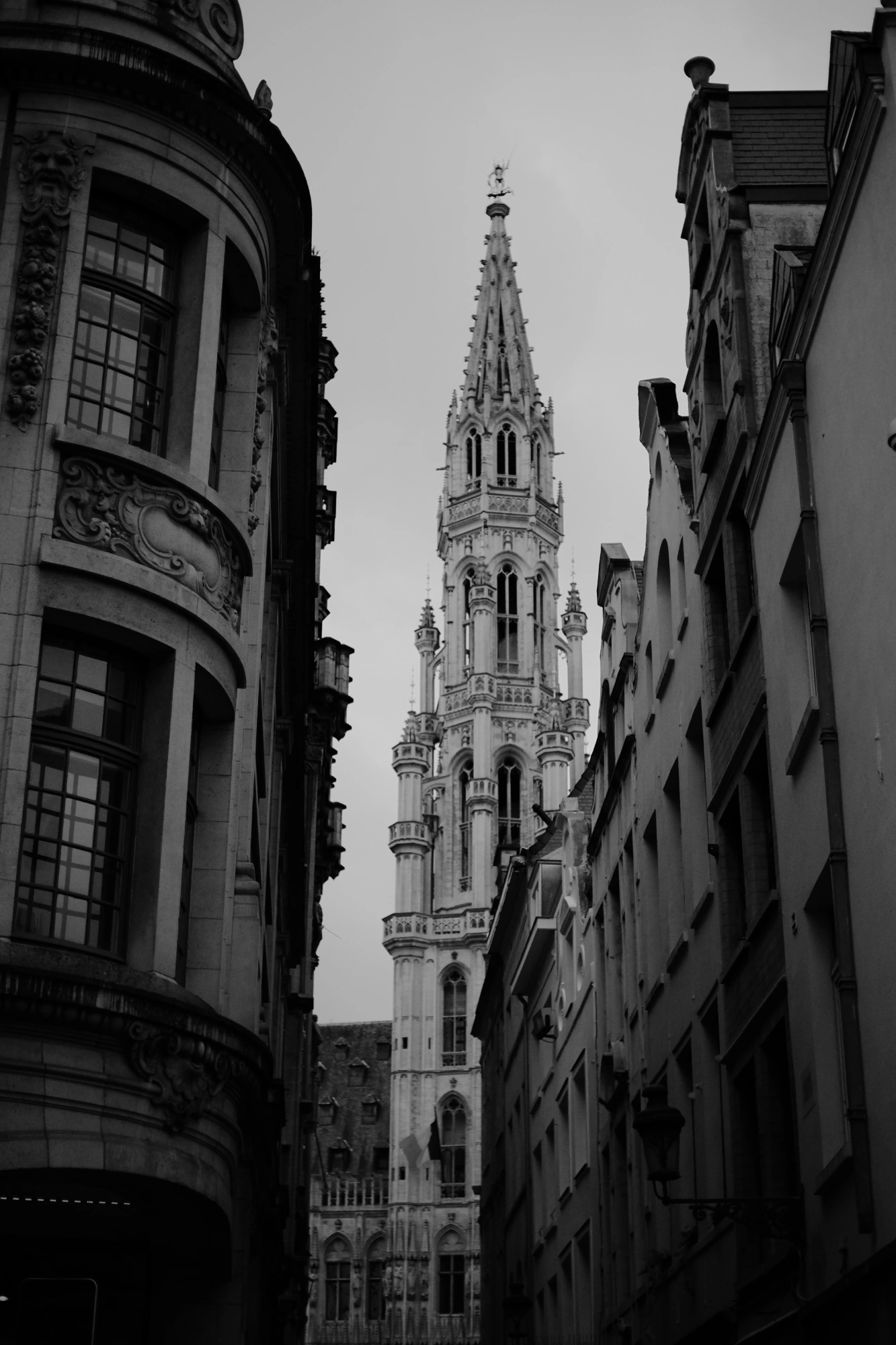 2024-06-16 - xt35 - bw - BE - Brussles - Church tower behind buildings