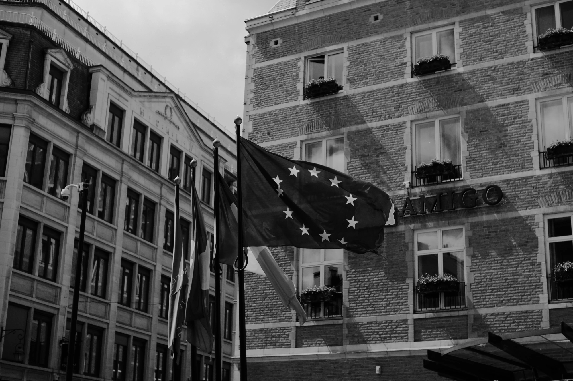 2024-06-16 - xt35 - bw - BE - Brussles - EU flag in front of building