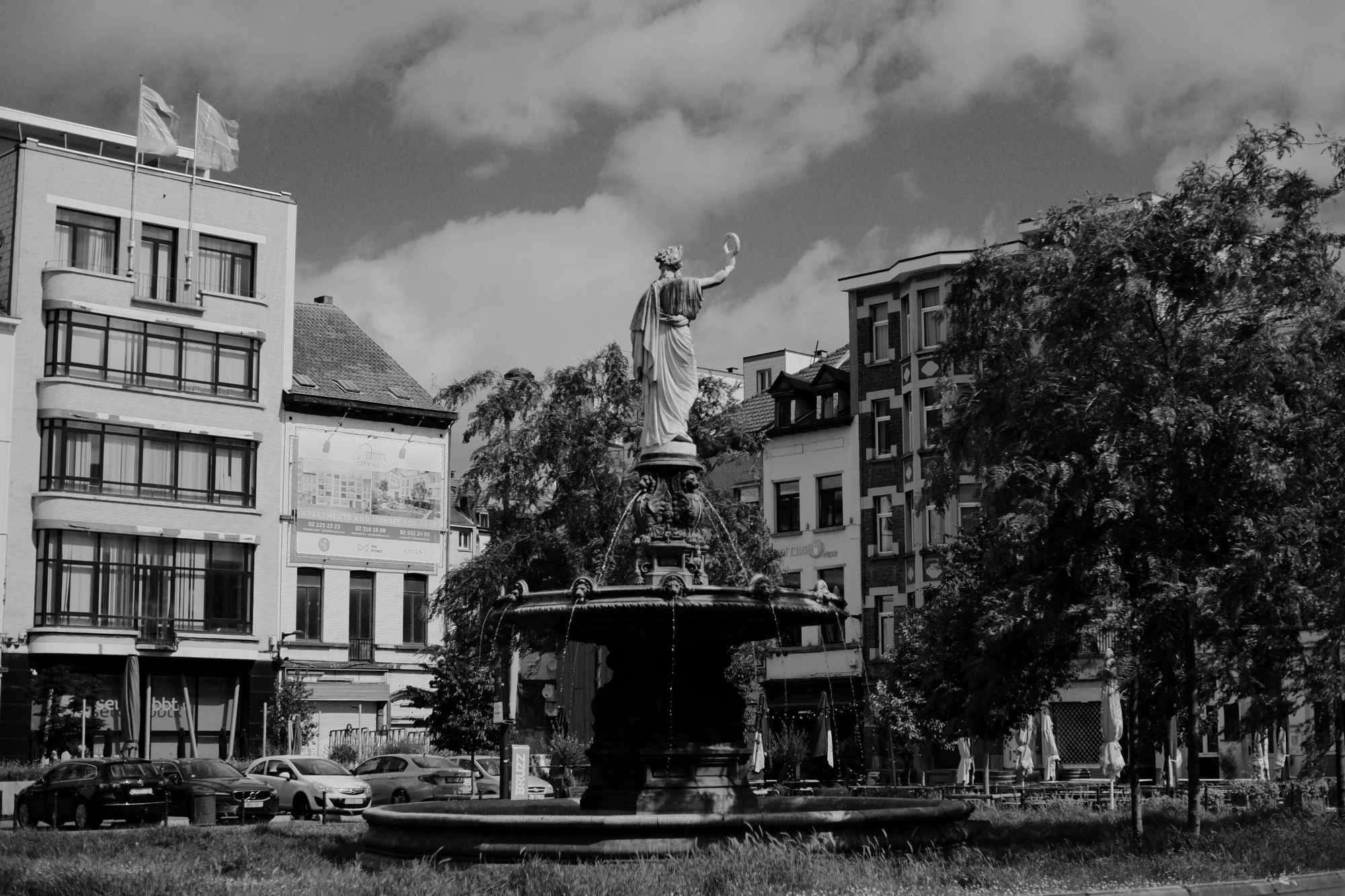 2024-06-16 - xt35 - bw - BE - Brussles - Fountain in middle of street