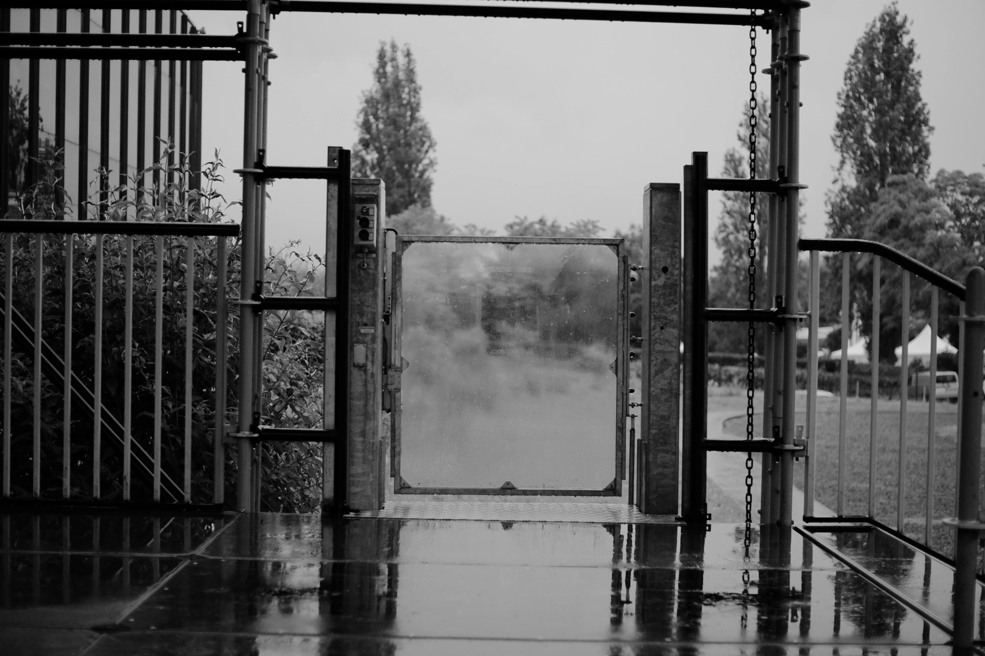 2024-06-16 - xt35 - bw - BE - Brussles - Glass door on outside entrance