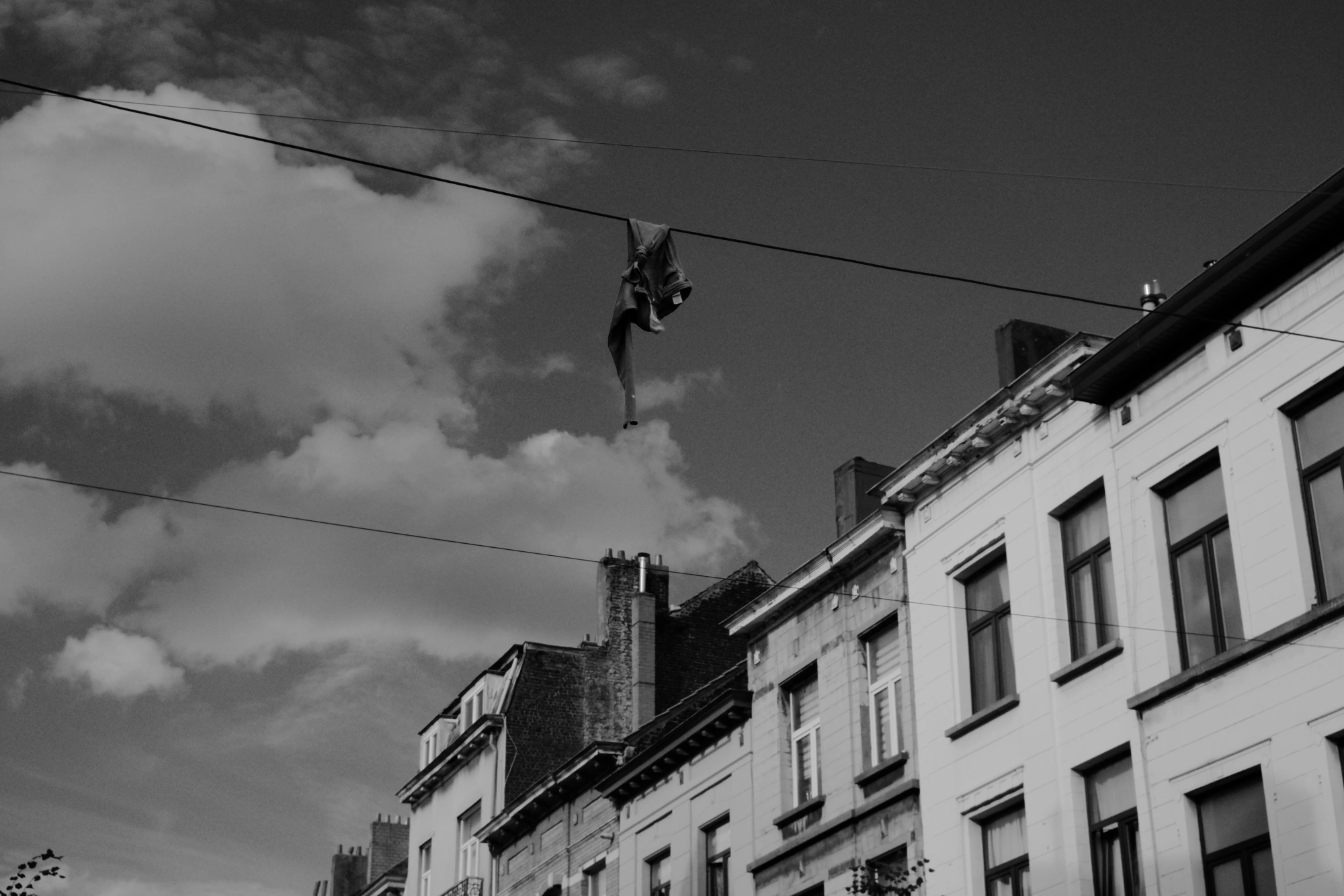 2024-06-16 - xt35 - bw - BE - Brussles - Hanging clothes