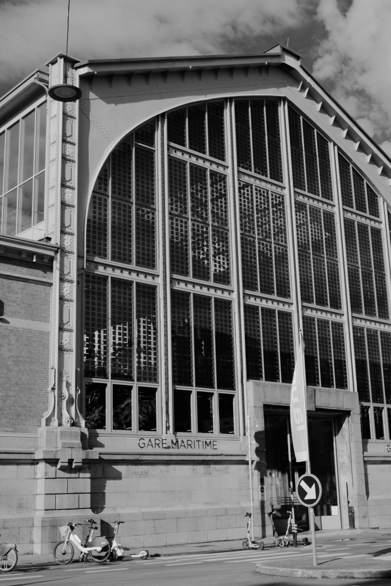 2024-06-16 - xt35 - bw - BE - Brussles - Maritime museum exterior