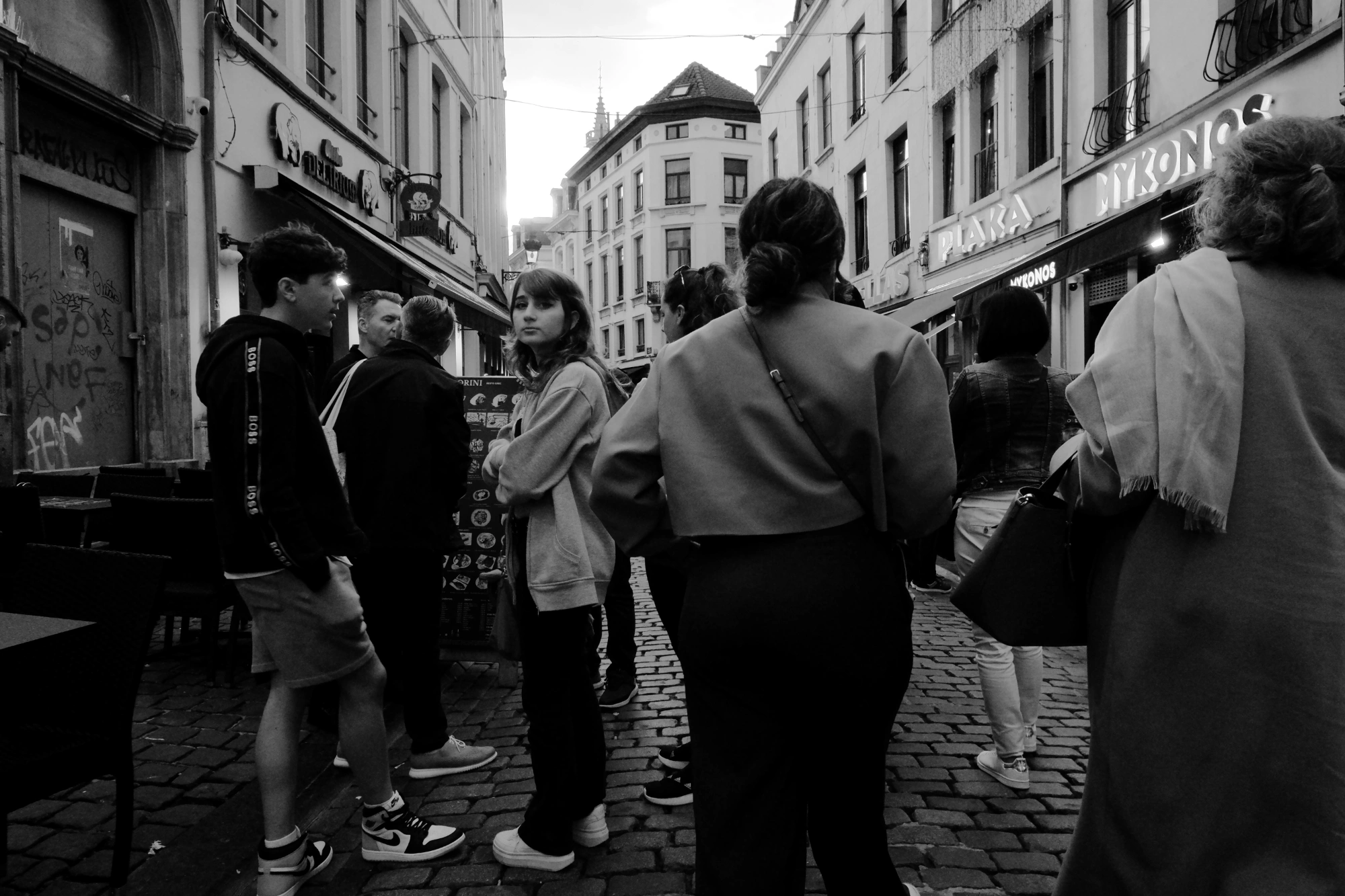 2024-06-16 - xt35 - bw - BE - Brussles - People standing outside shops