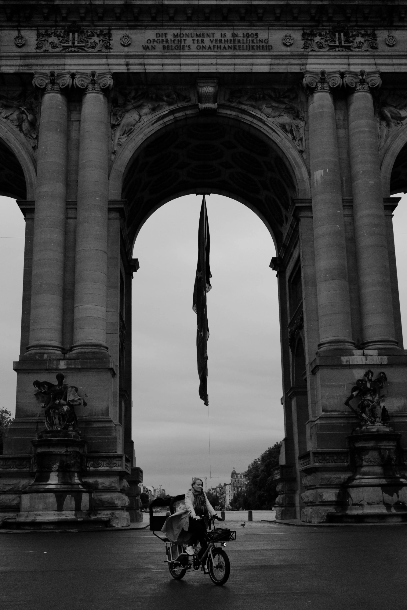 2024-06-16 - xt35 - bw - BE - Brussles - Person riding bike in front of arch