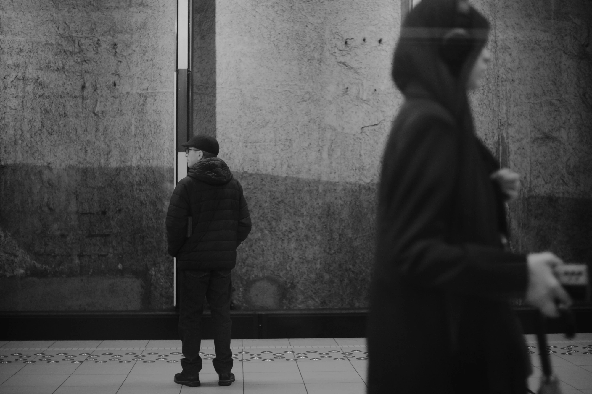 2024-06-16 - xt35 - bw - BE - Brussles - Person waiting for metro