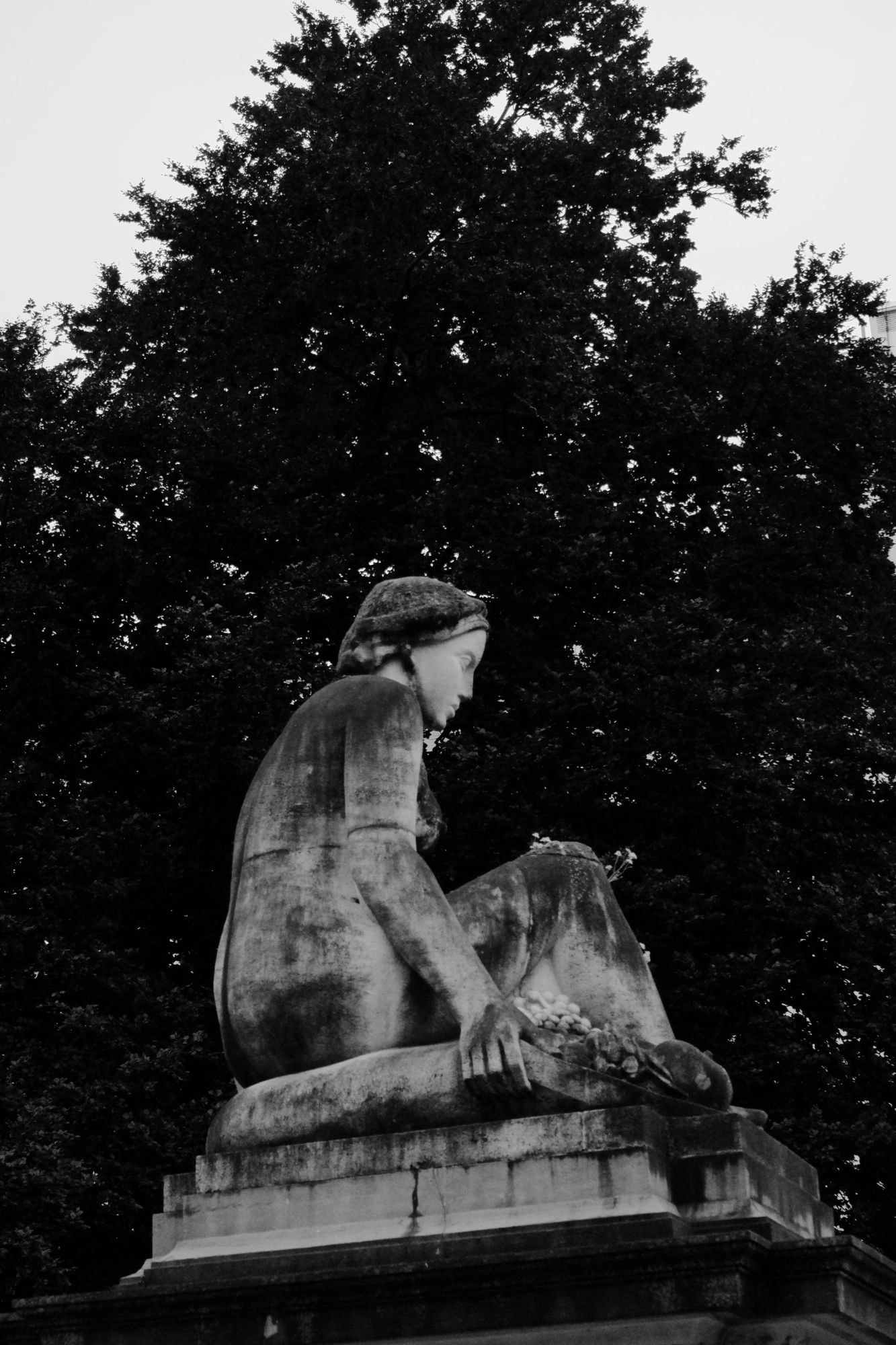 2024-06-16 - xt35 - bw - BE - Brussles - Sculpture of sitting woman