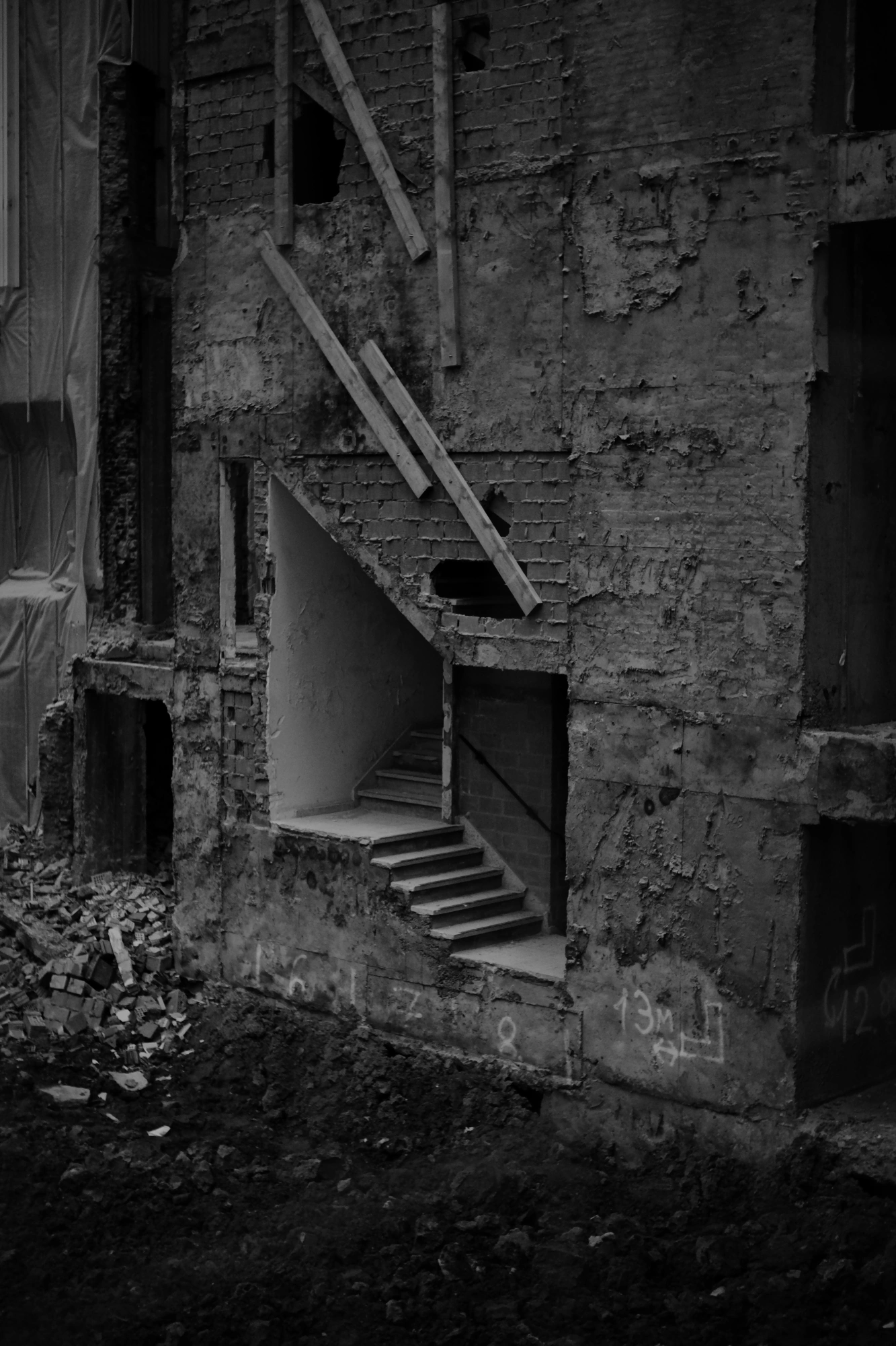 2024-06-16 - xt35 - bw - BE - Brussles - Side of broken down building