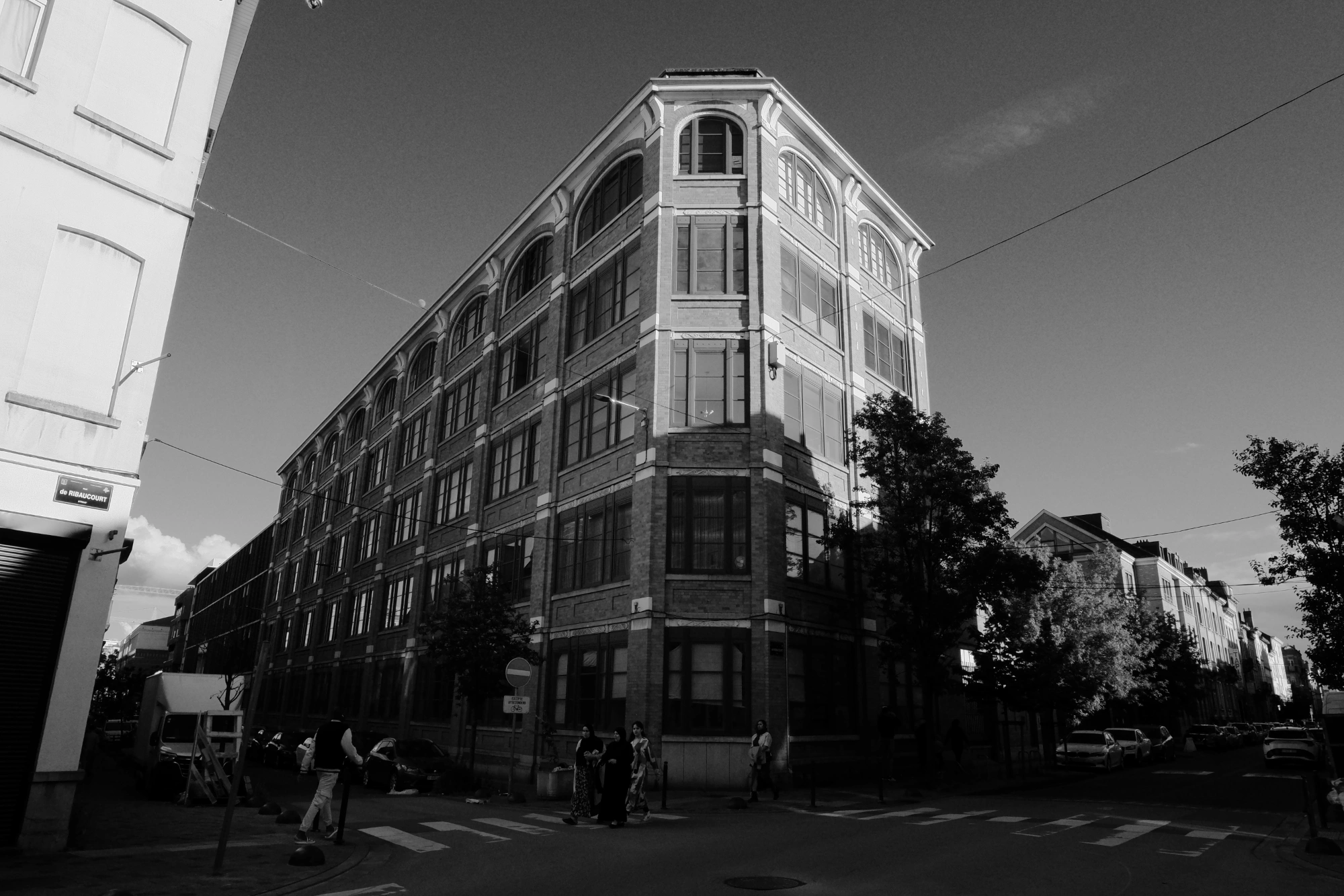2024-06-16 - xt35 - bw - BE - Brussles - Sun hitting the top of apartment building