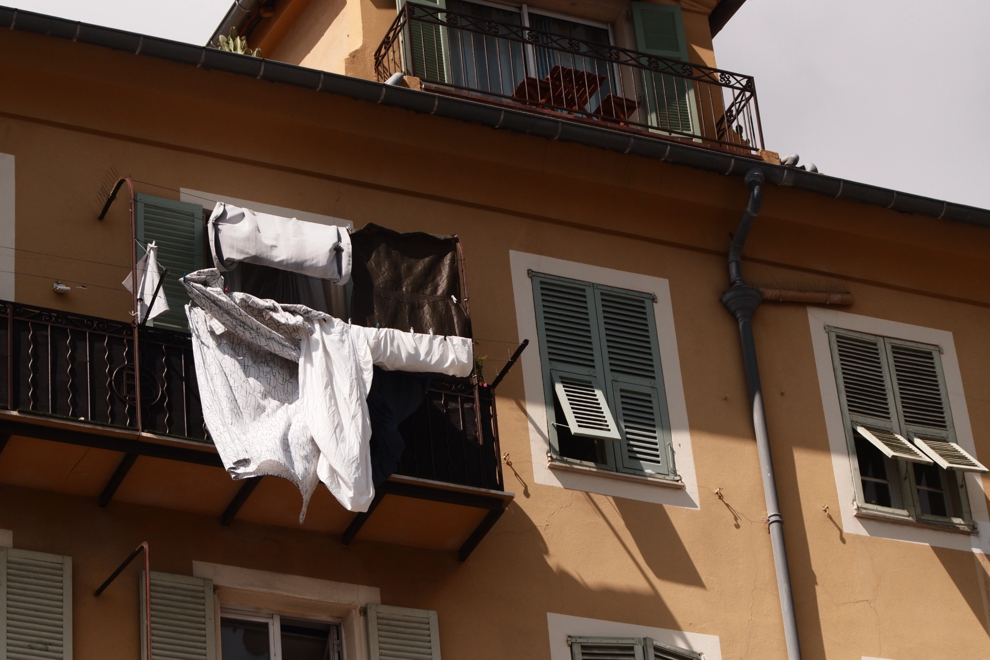 2025-09-06 - xt15-45 - color - FR - Nice - Bedsheets on balcony