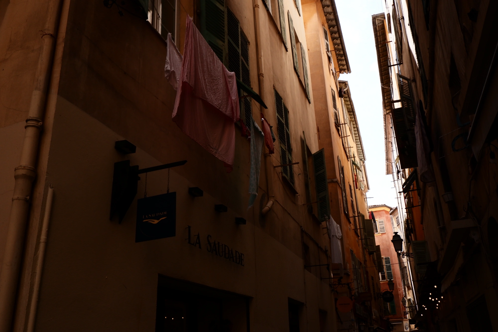 2025-09-06 - xt15-45 - color - FR - Nice - Launry on balconies in alley