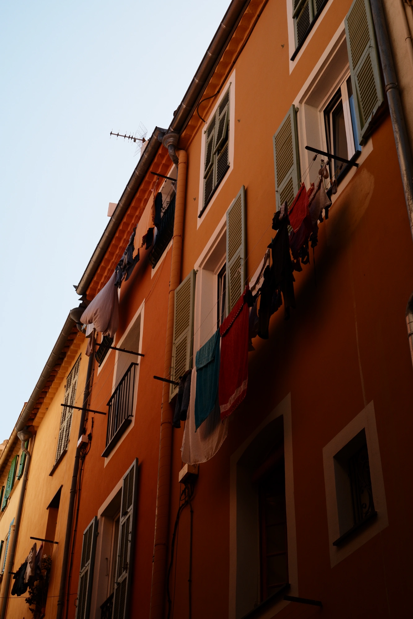 2025-09-06 - xt15-45 - color - FR - Nice - Many lines of washing along building side