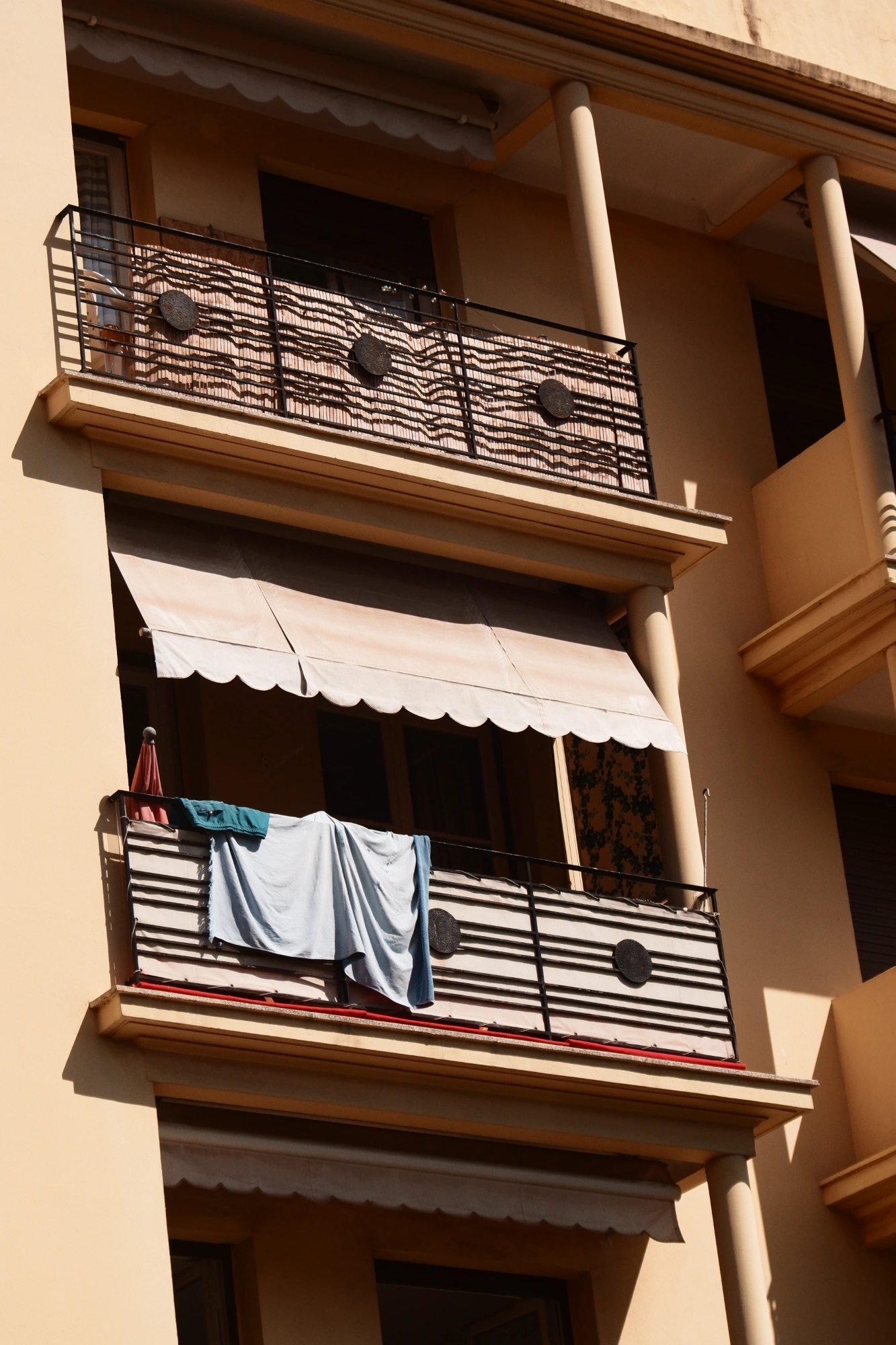 2025-09-06 - xt15-45 - color - FR - Nice - Towels hanging over balcony