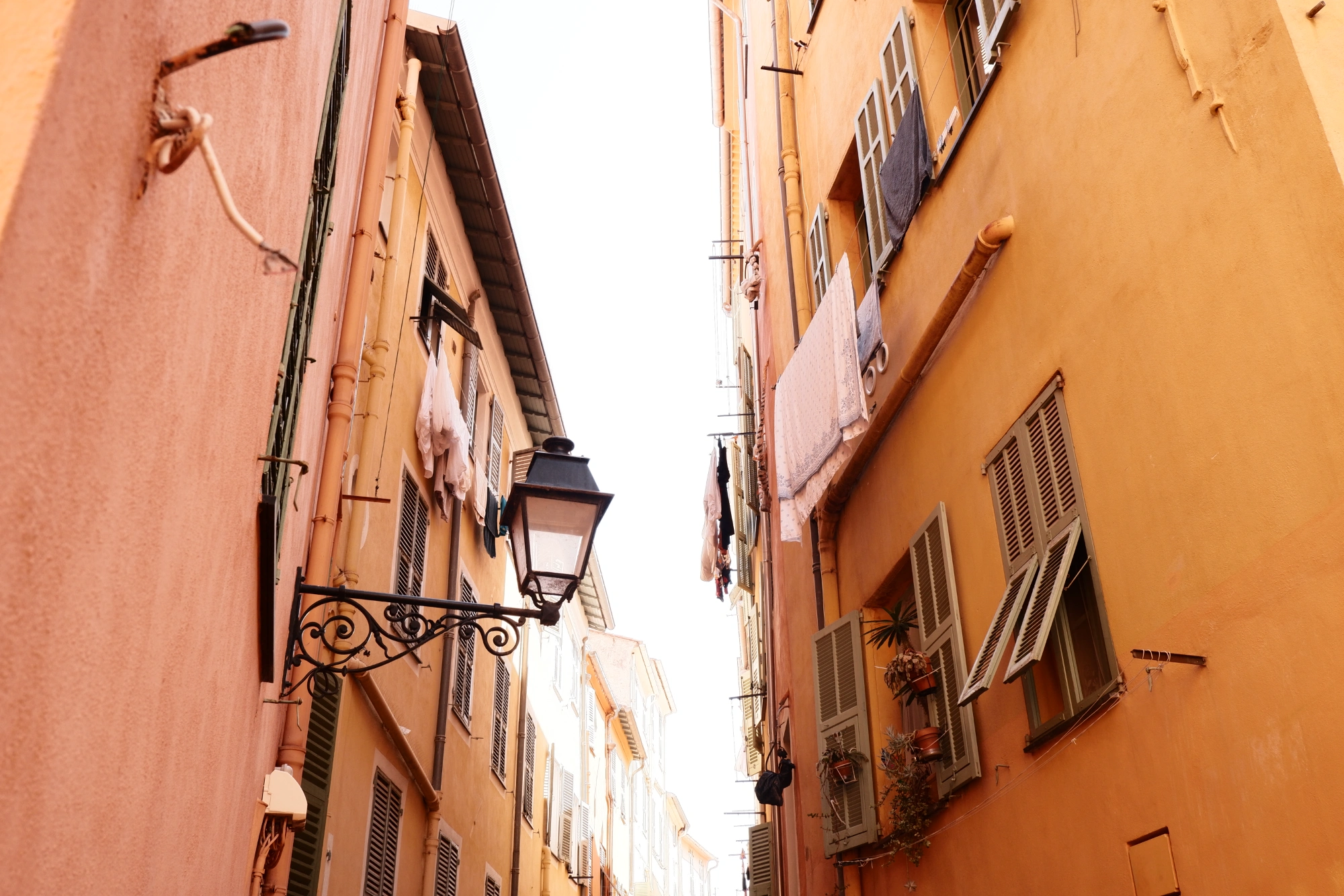 2025-09-06 - xt15-45 - color - FR - Nice - Washing hanging on two buildings facing each other
