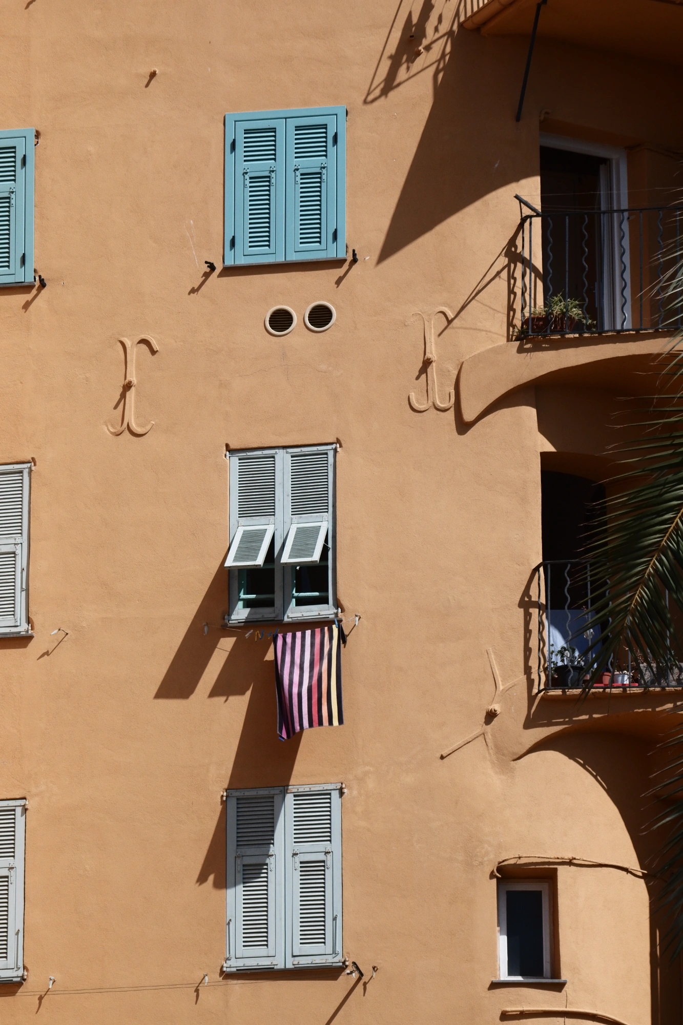2025-09-08 - xt75-300 - color - FR - Menton - Towel hanging outside of window