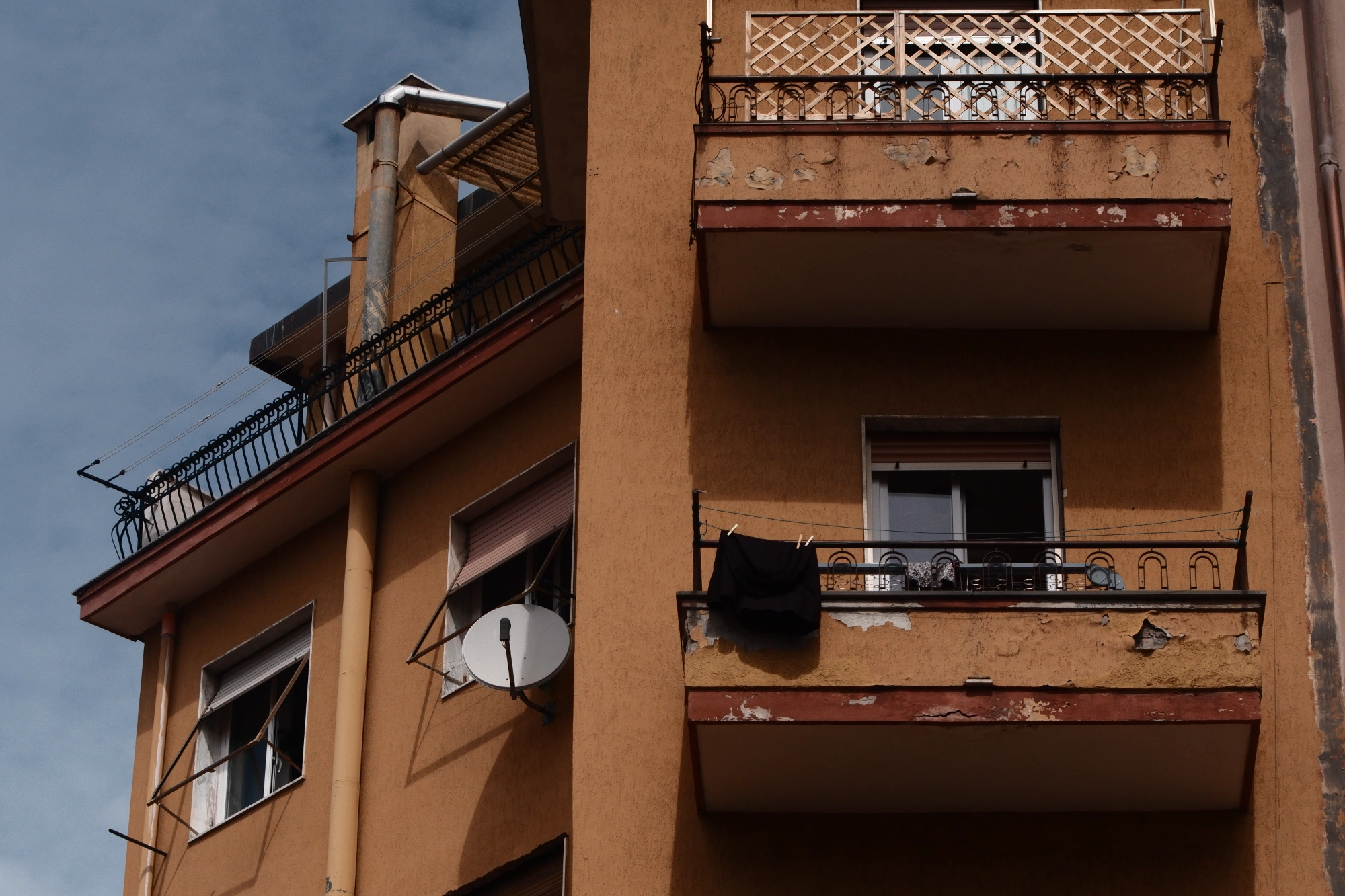2025-09-08 - xt75-300 - color - IT - Ventimiglia - Washing hanging outside of balcony