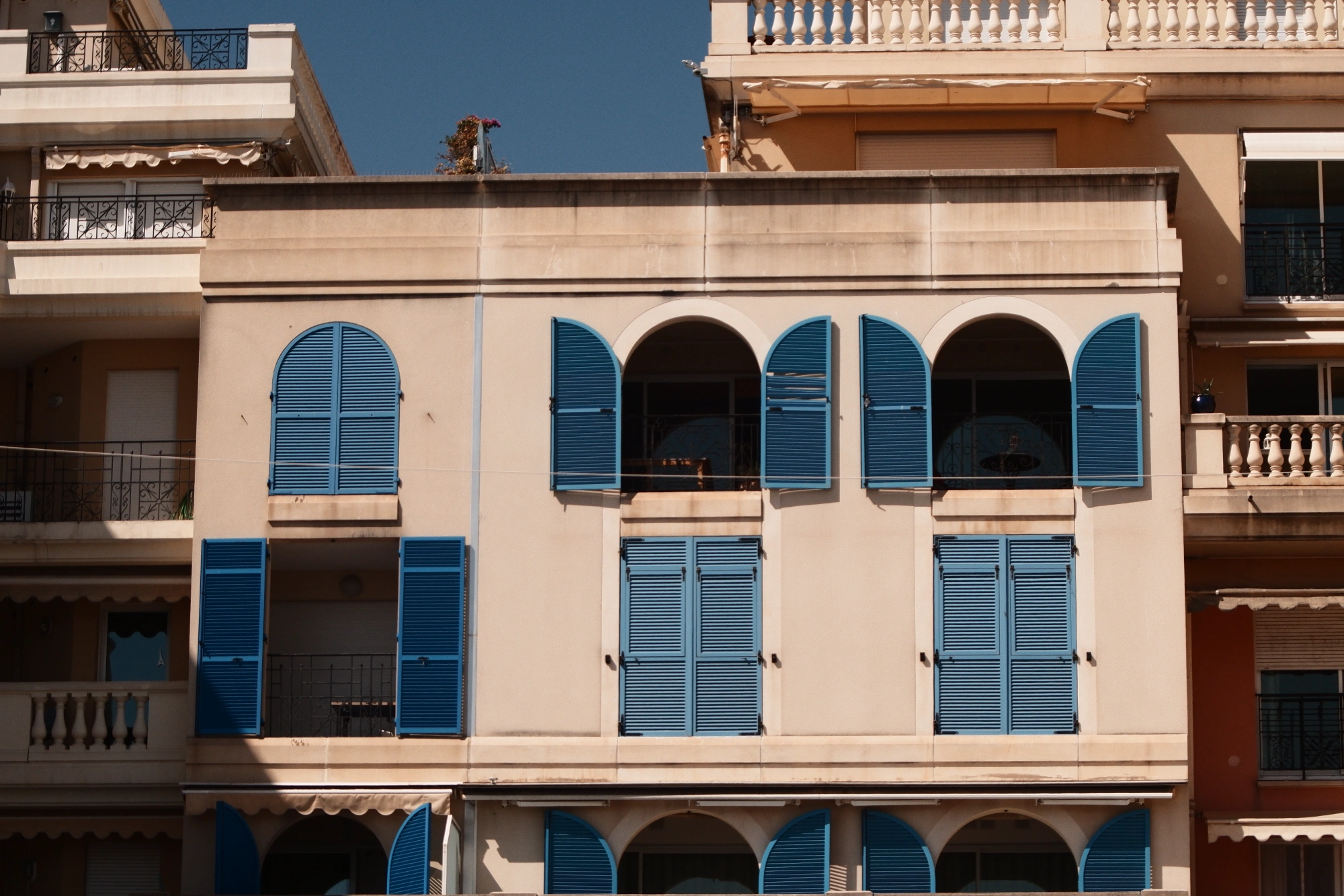 2025-09-08 - xt15-45 - color - FR - Menton - Blue window blings on orange building
