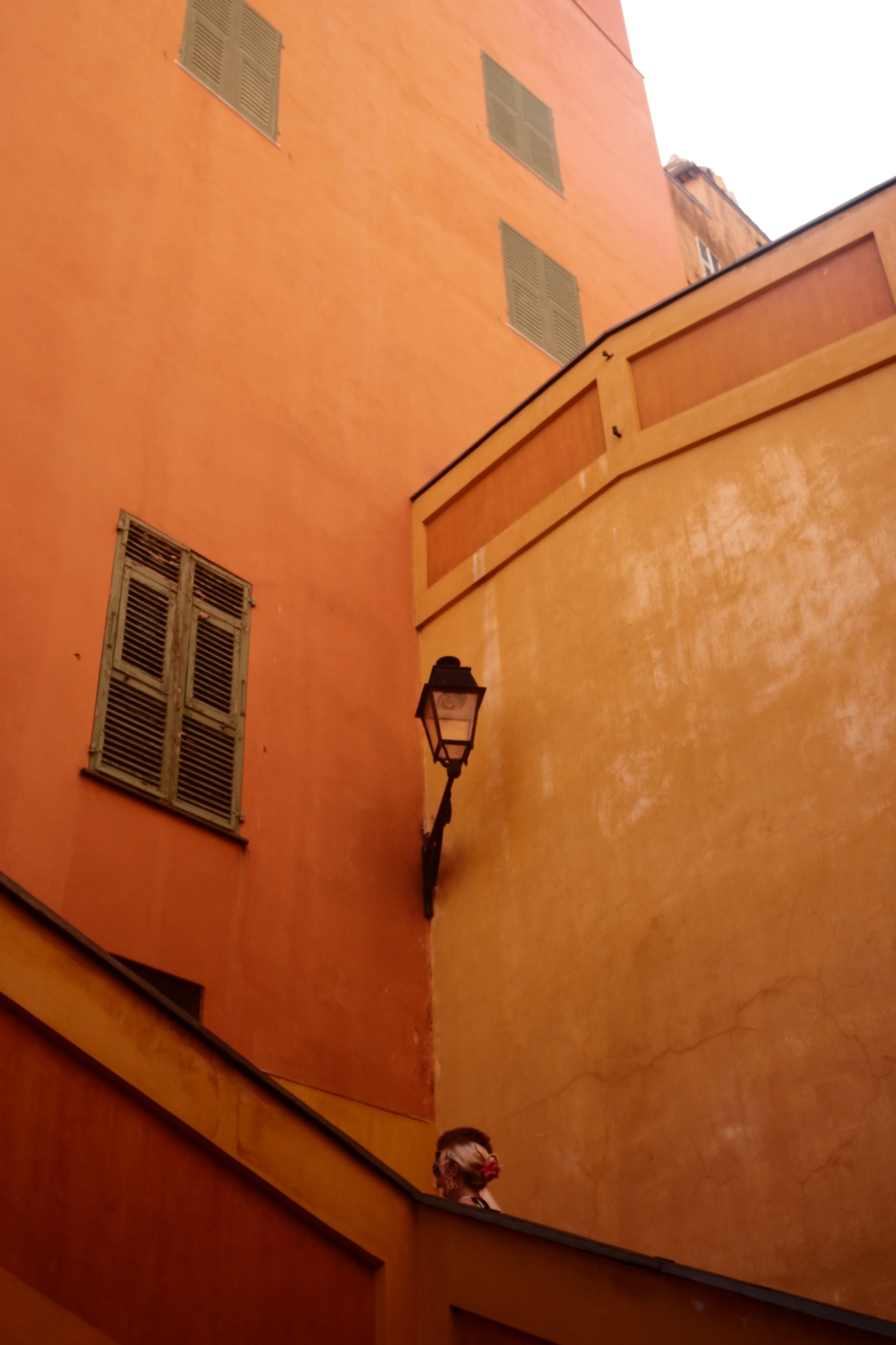 2025-09-08 - xt15-45 - color - FR - Menton - Corner of orange walls along staircase