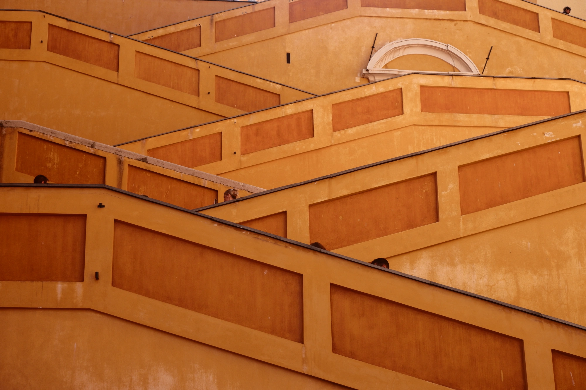 2025-09-08 - xt15-45 - color - FR - Menton - Many levels of staricases and orange walls