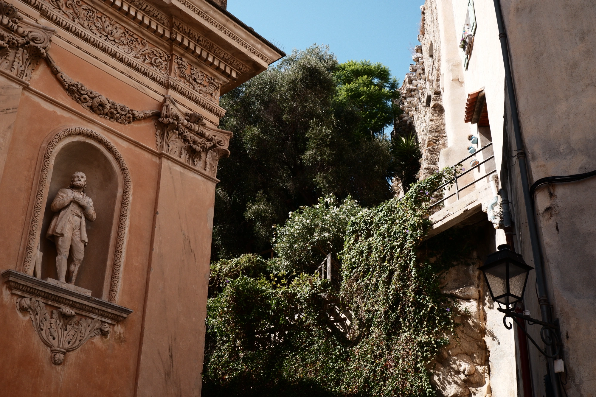 2025-09-08 - xt15-45 - color - FR - Menton - Plants overflowing balcony