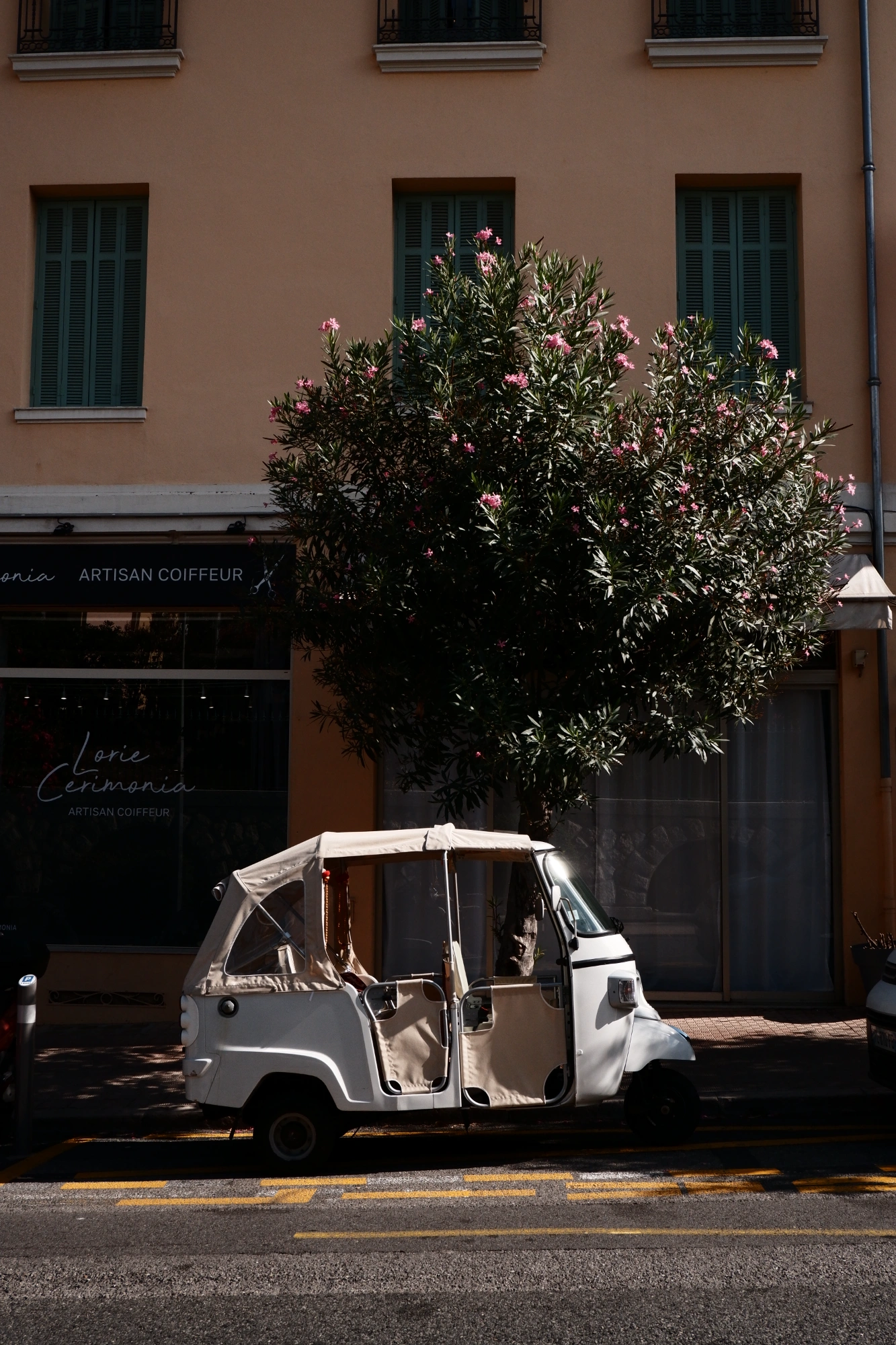 2025-09-08 - xt15-45 - color - FR - Menton - Small car parked on roadside