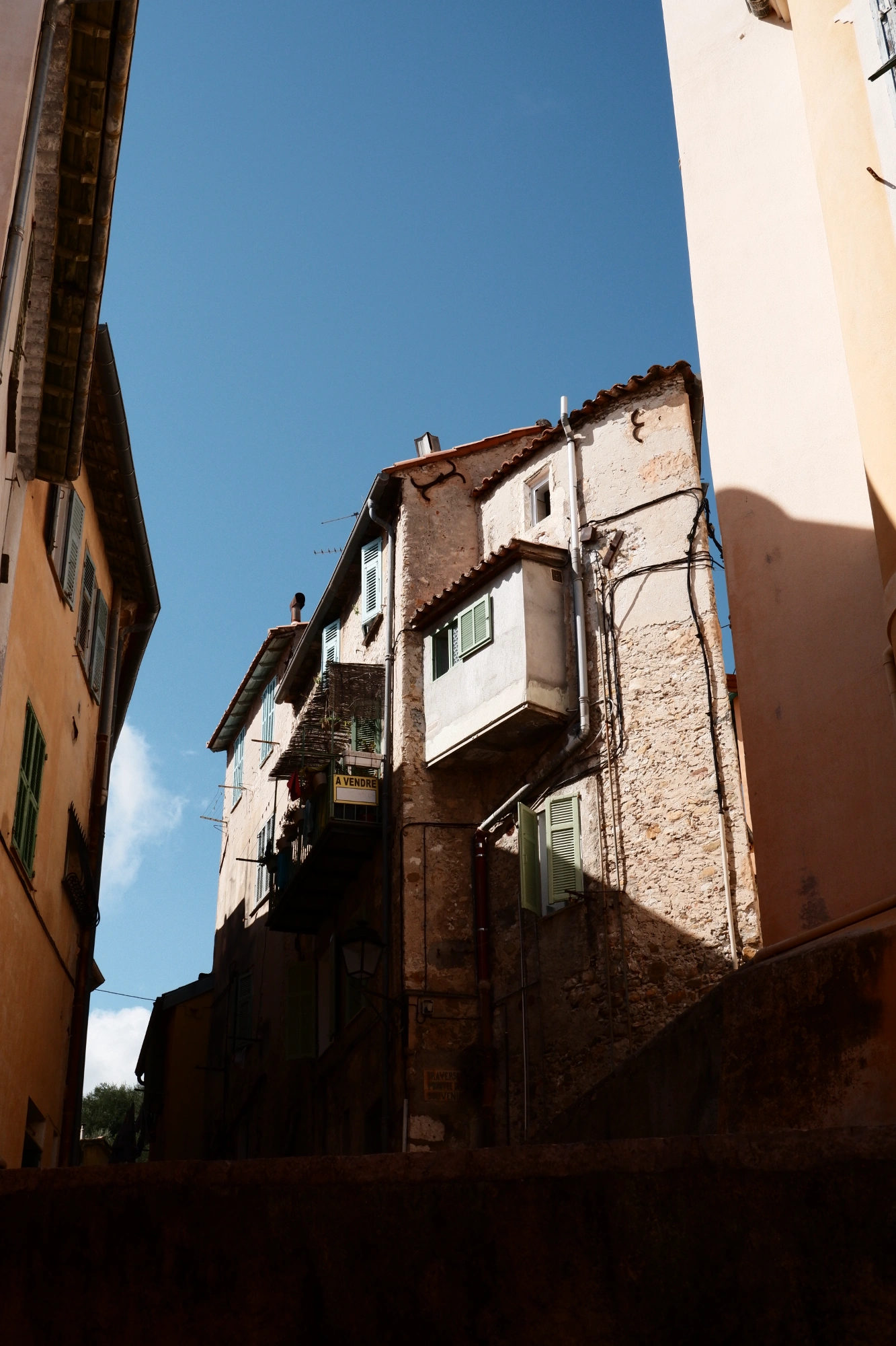 2025-09-08 - xt15-45 - color - FR - Menton - Weathered building