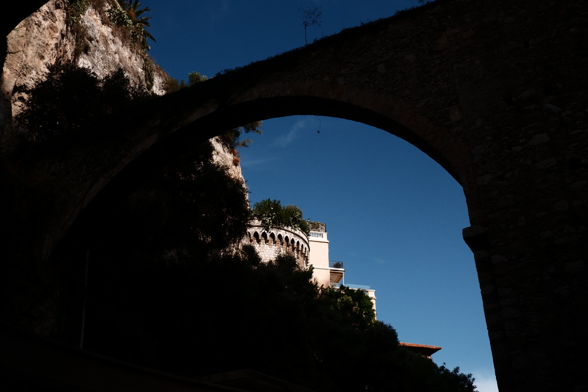 2025-09-08 - xt15-45 - color - MC - Monte Carlo - Building through arch