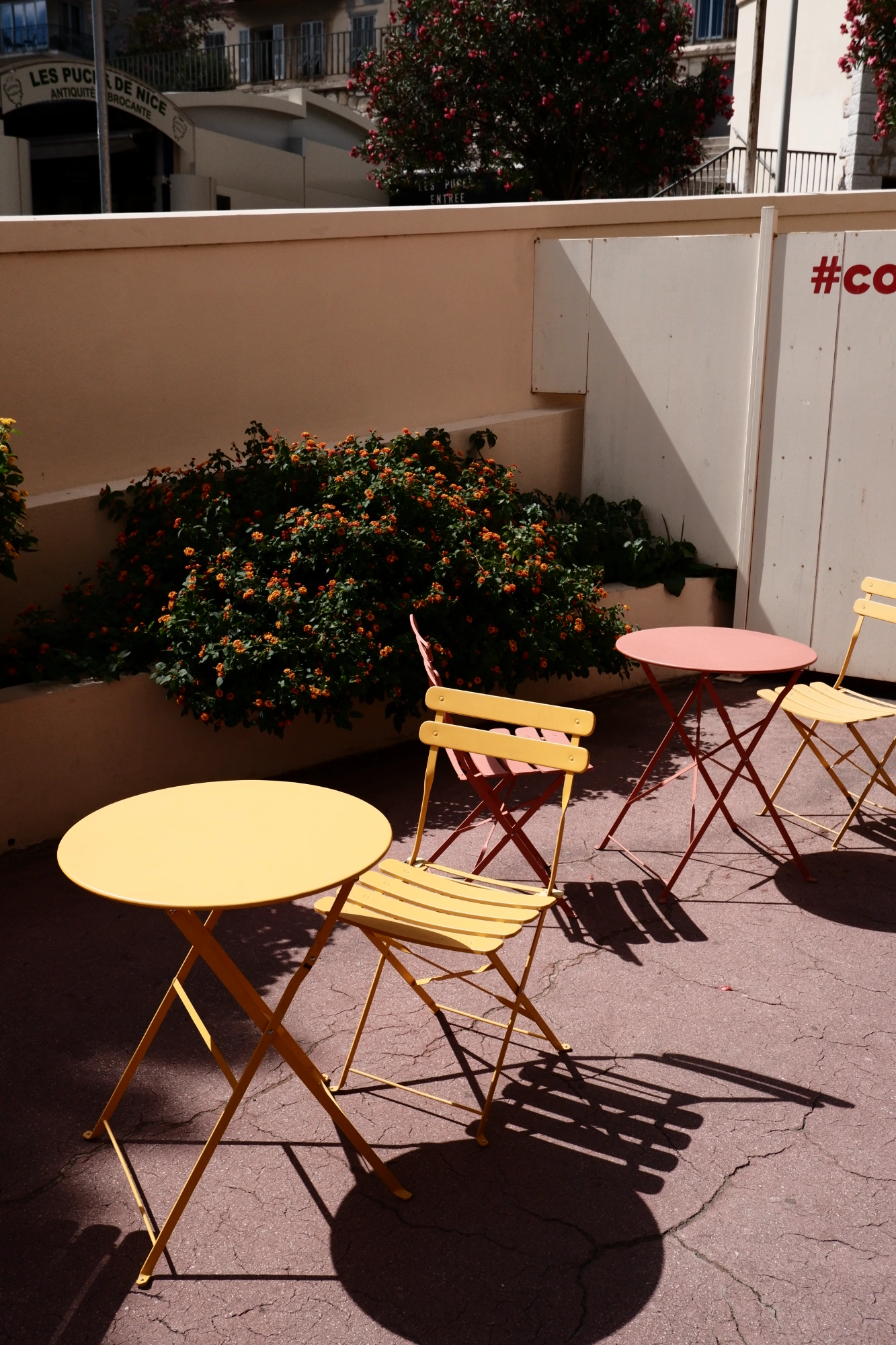 2025-09-06 - xt15-45 - color - FR - Nice - Chairs and tables outside