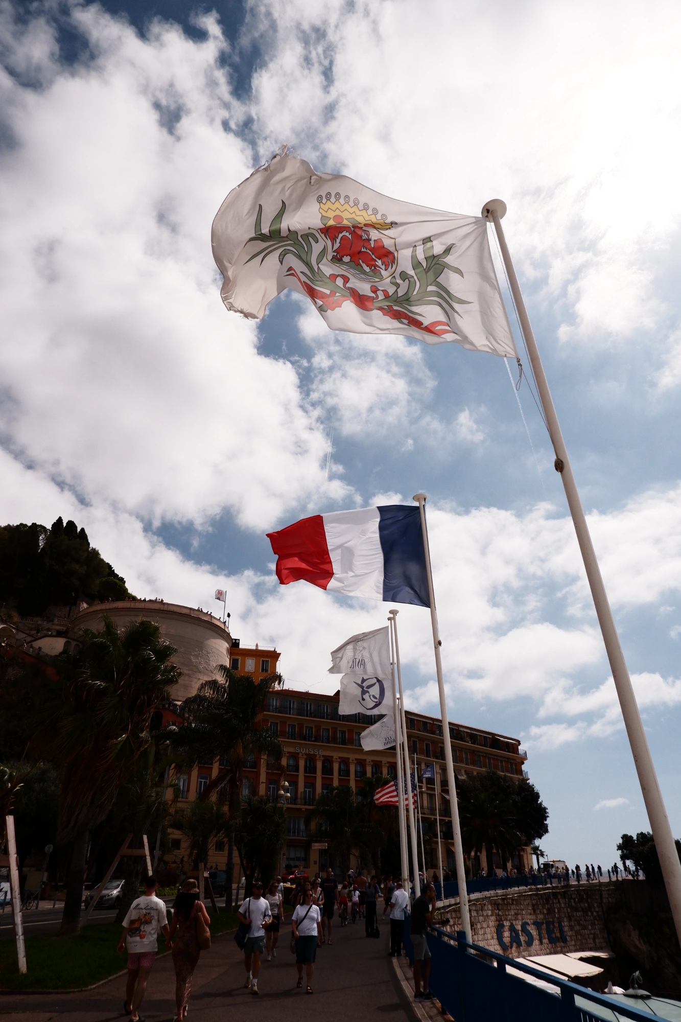 2025-09-06 - xt15-45 - color - FR - Nice - Flags along promanade